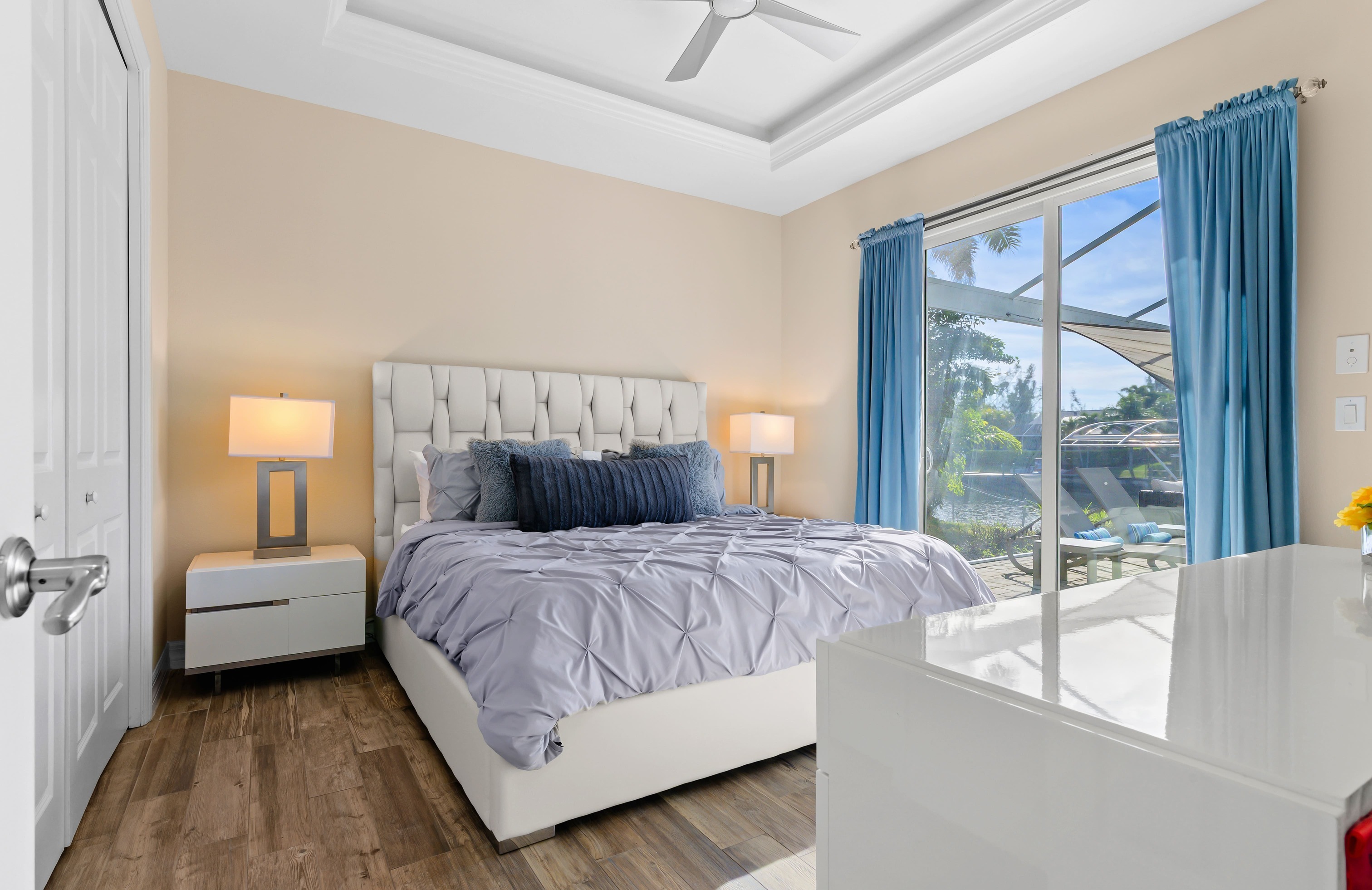 Privates Dock am Kanal mit Tiki-Hut und Bootslift.