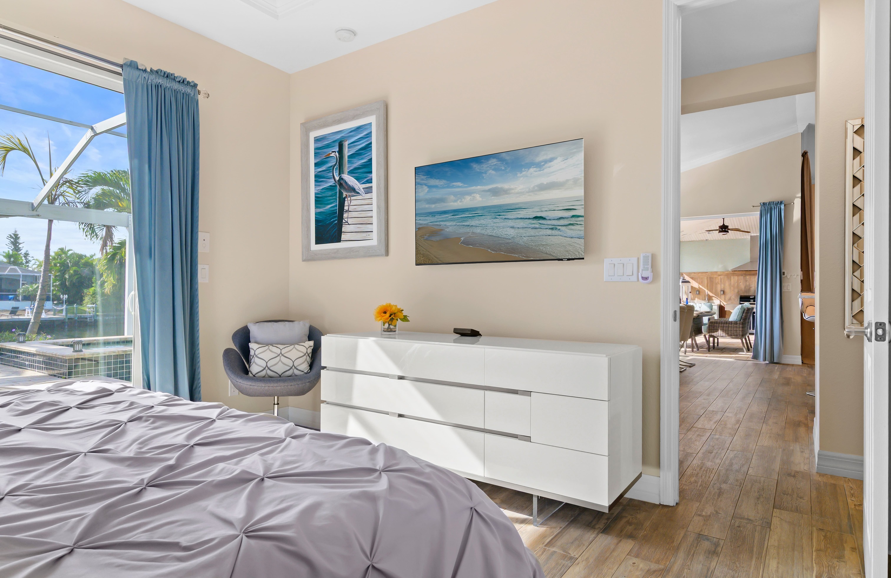 Privates Dock am Kanal mit Tiki-Hut und Bootslift.