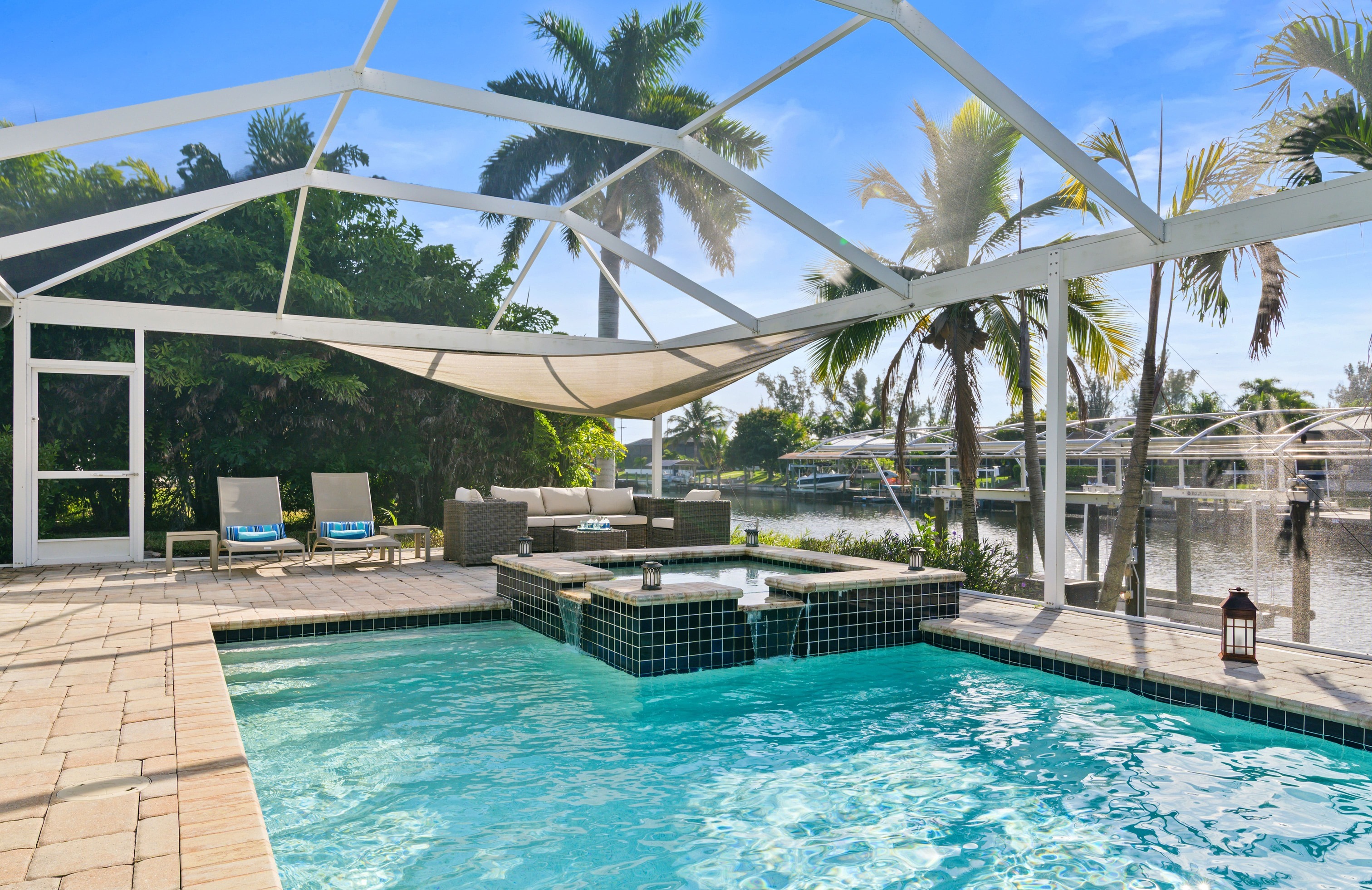 Privates Dock am Kanal mit Tiki-Hut und Bootslift.