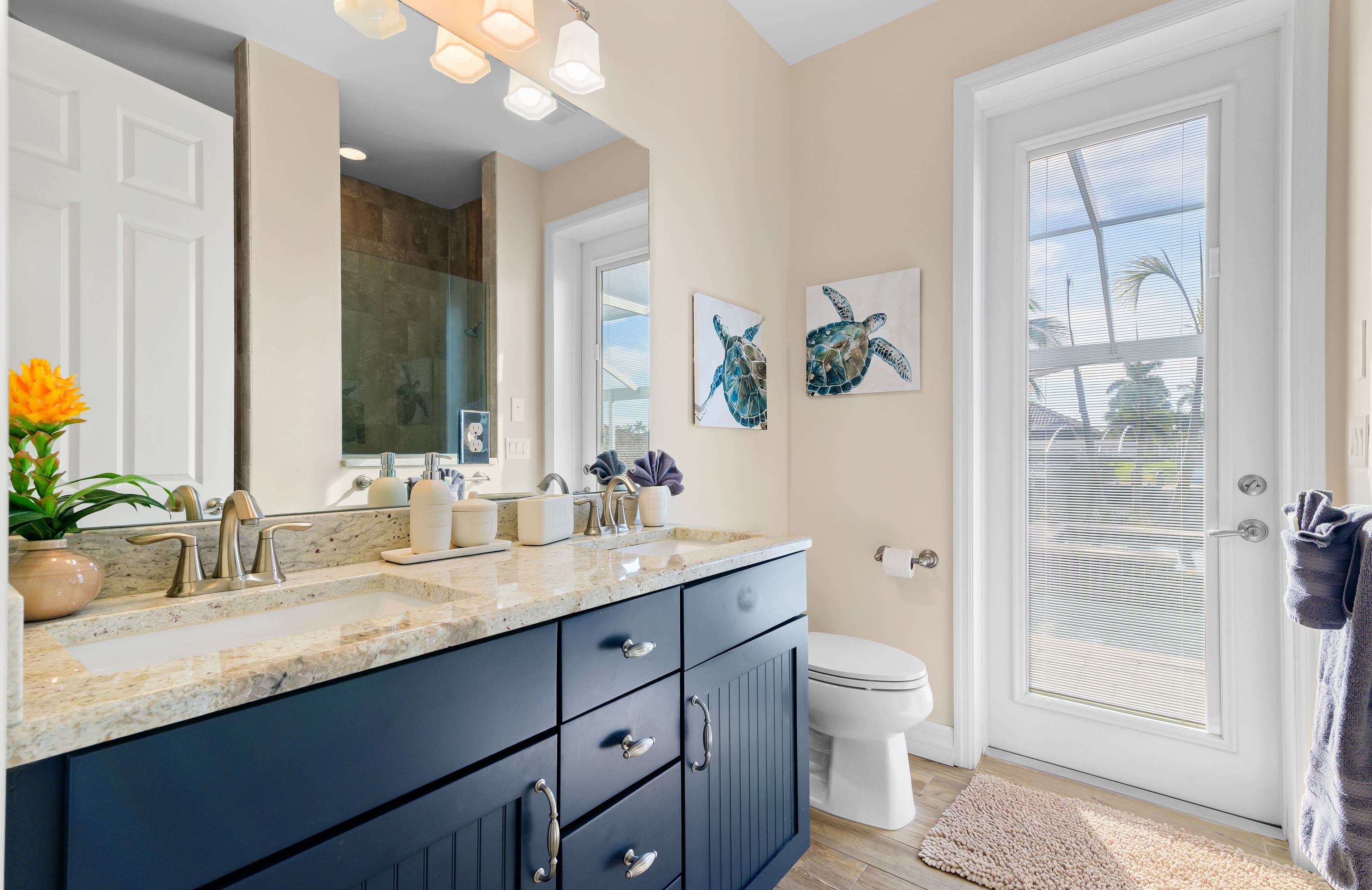 Privates Dock am Kanal mit Tiki-Hut und Bootslift.