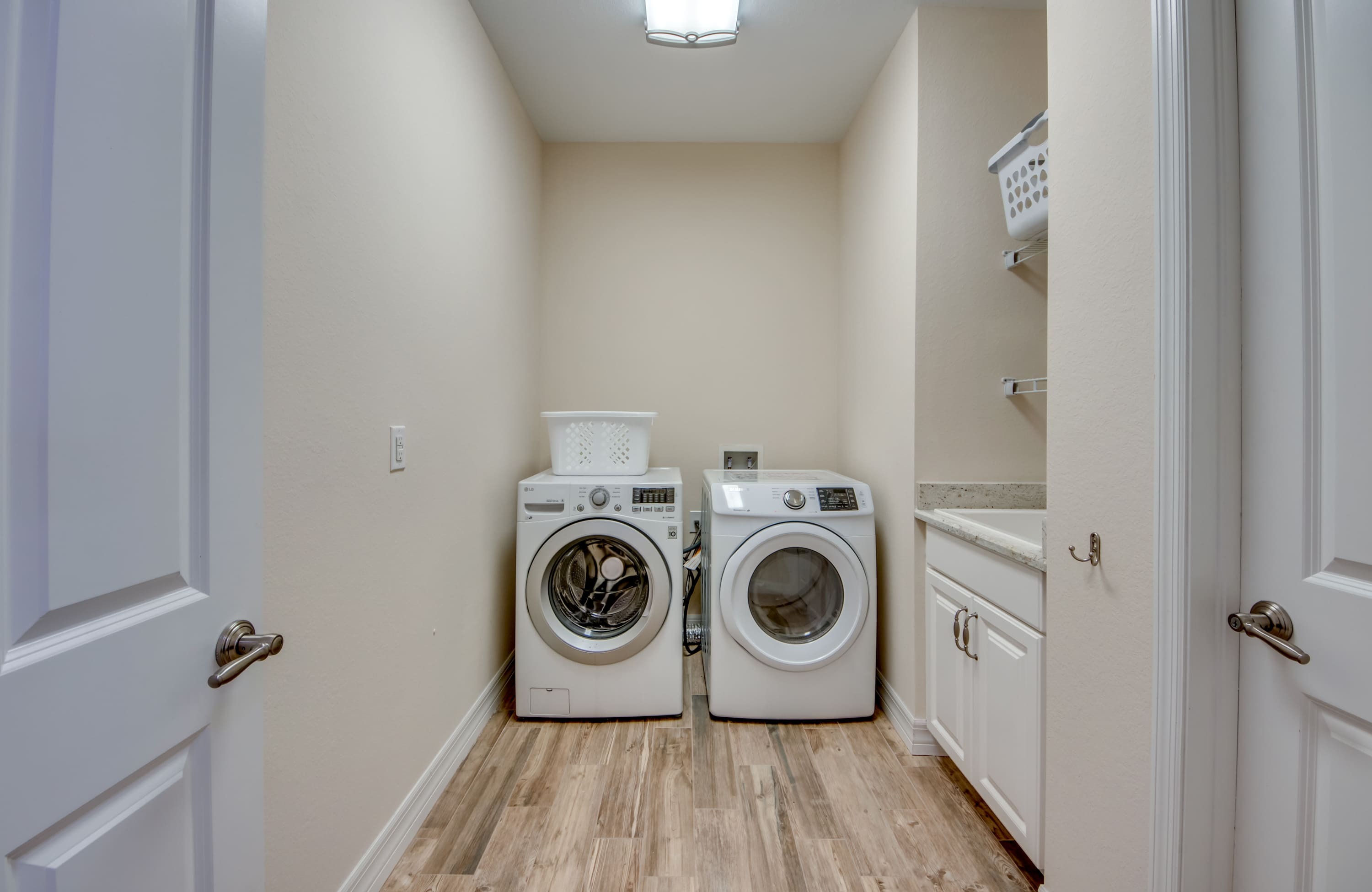 Privates Dock am Kanal mit Tiki-Hut und Bootslift.