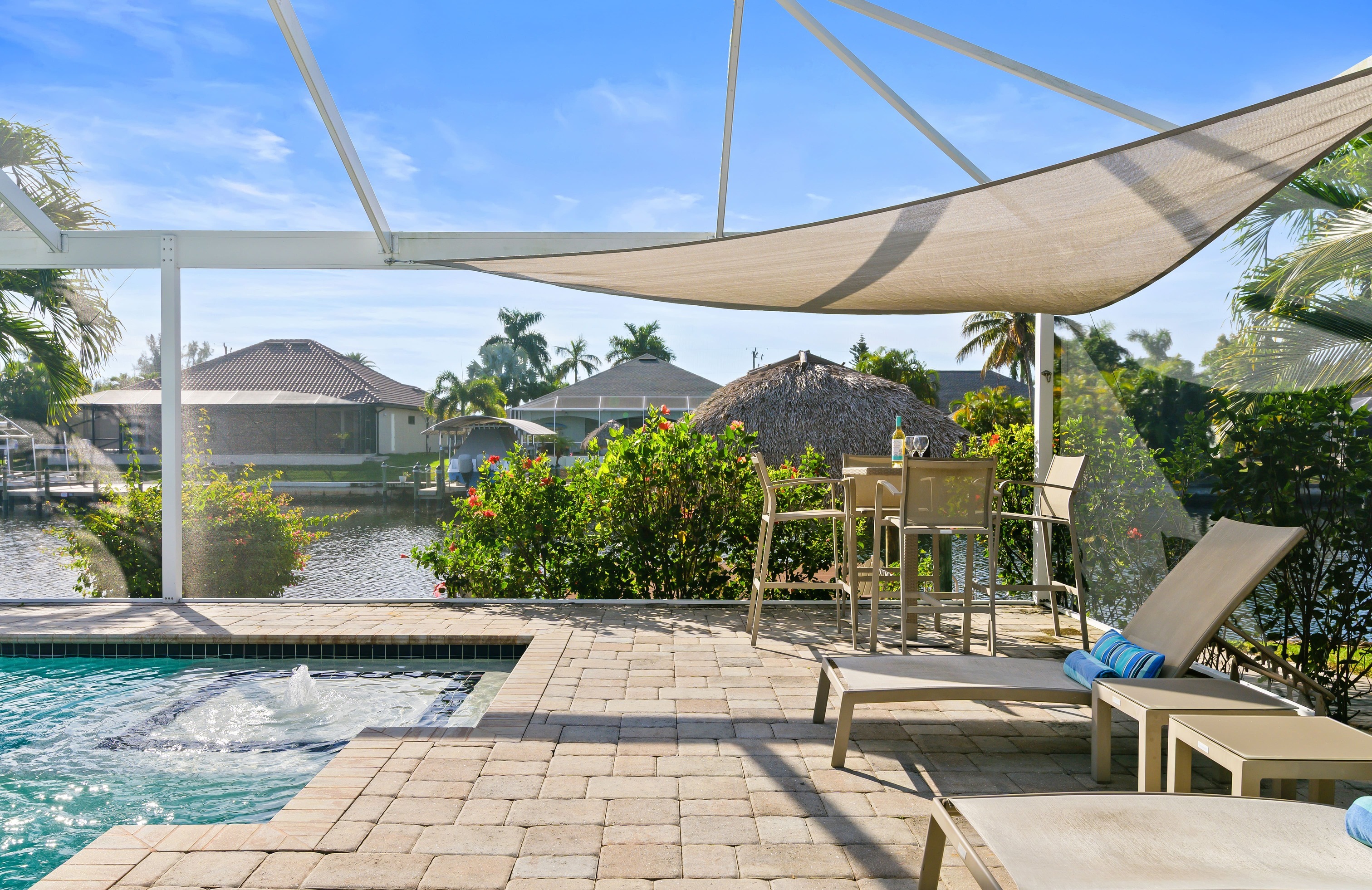 Privates Dock am Kanal mit Tiki-Hut und Bootsanlegestelle.