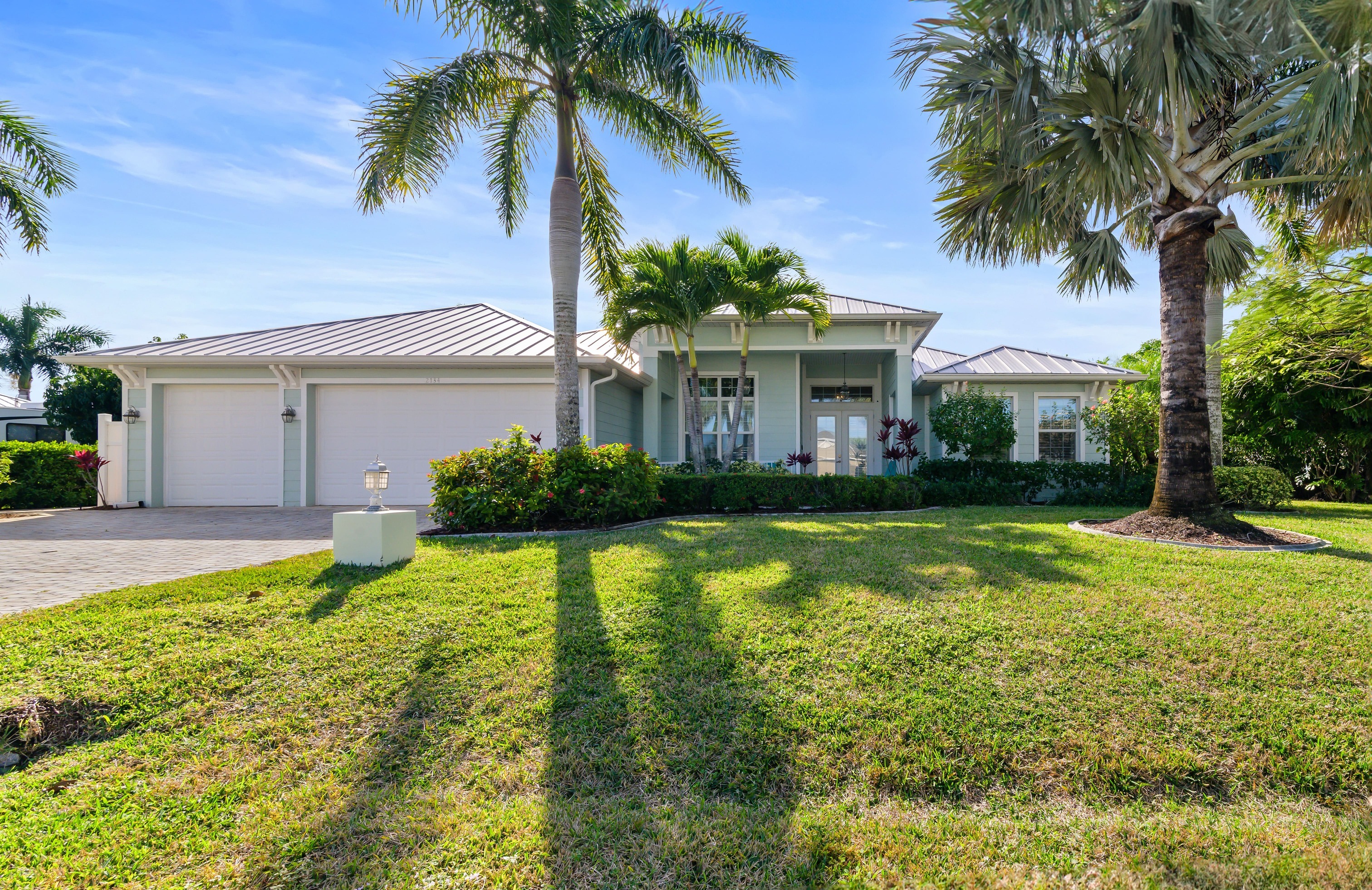 Privates Dock am Kanal mit Tiki-Hut und Bootslift.