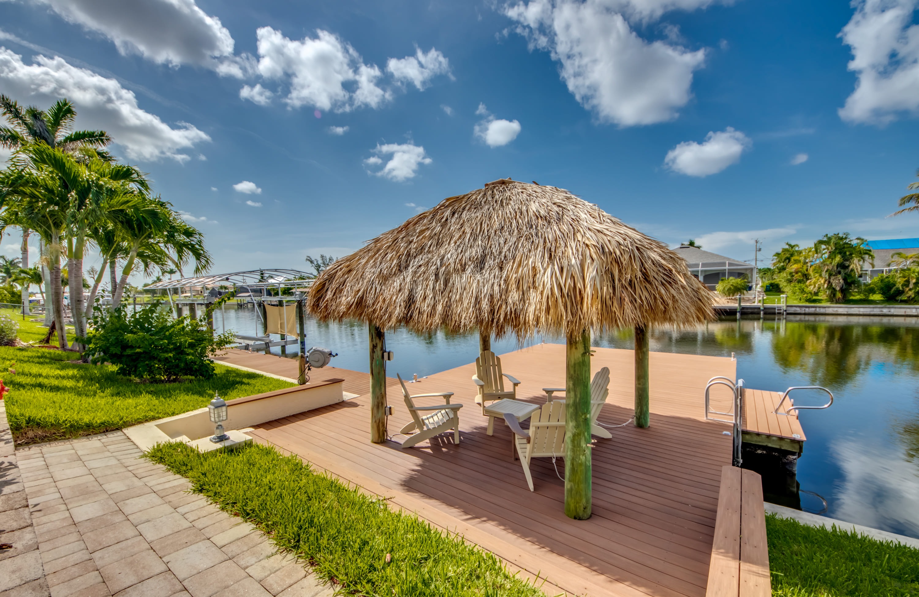 Privates Dock am Kanal mit Tiki-Hut und Bootslift.