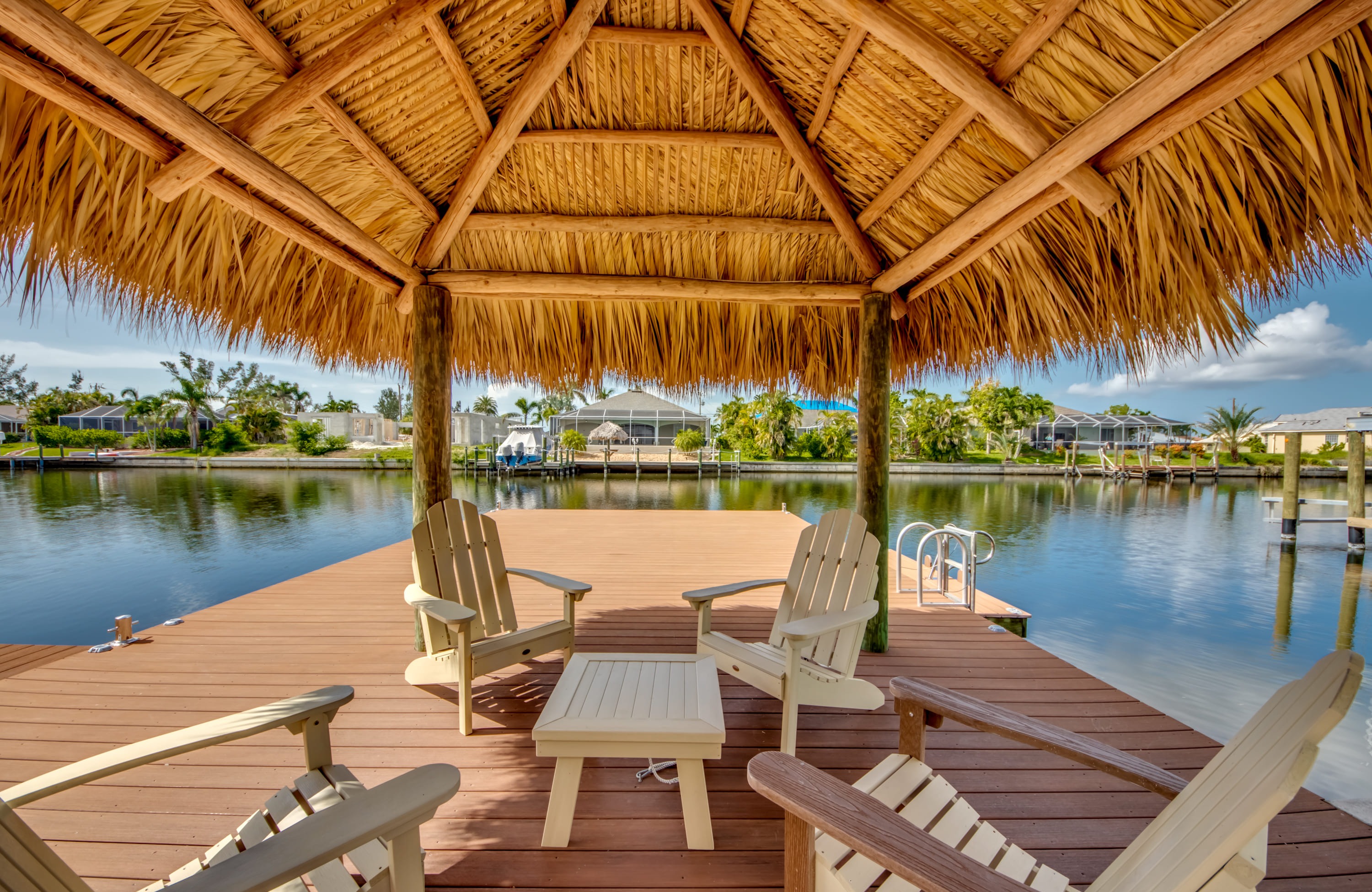 Privates Dock am Kanal mit Tiki-Hut und Bootslift.