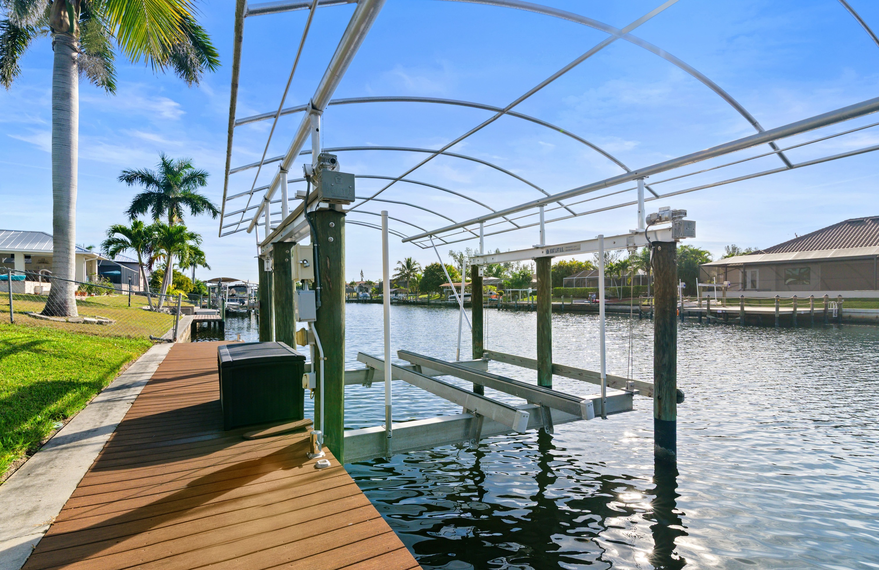 Privates Dock am Kanal mit Tiki-Hut und Bootslift.