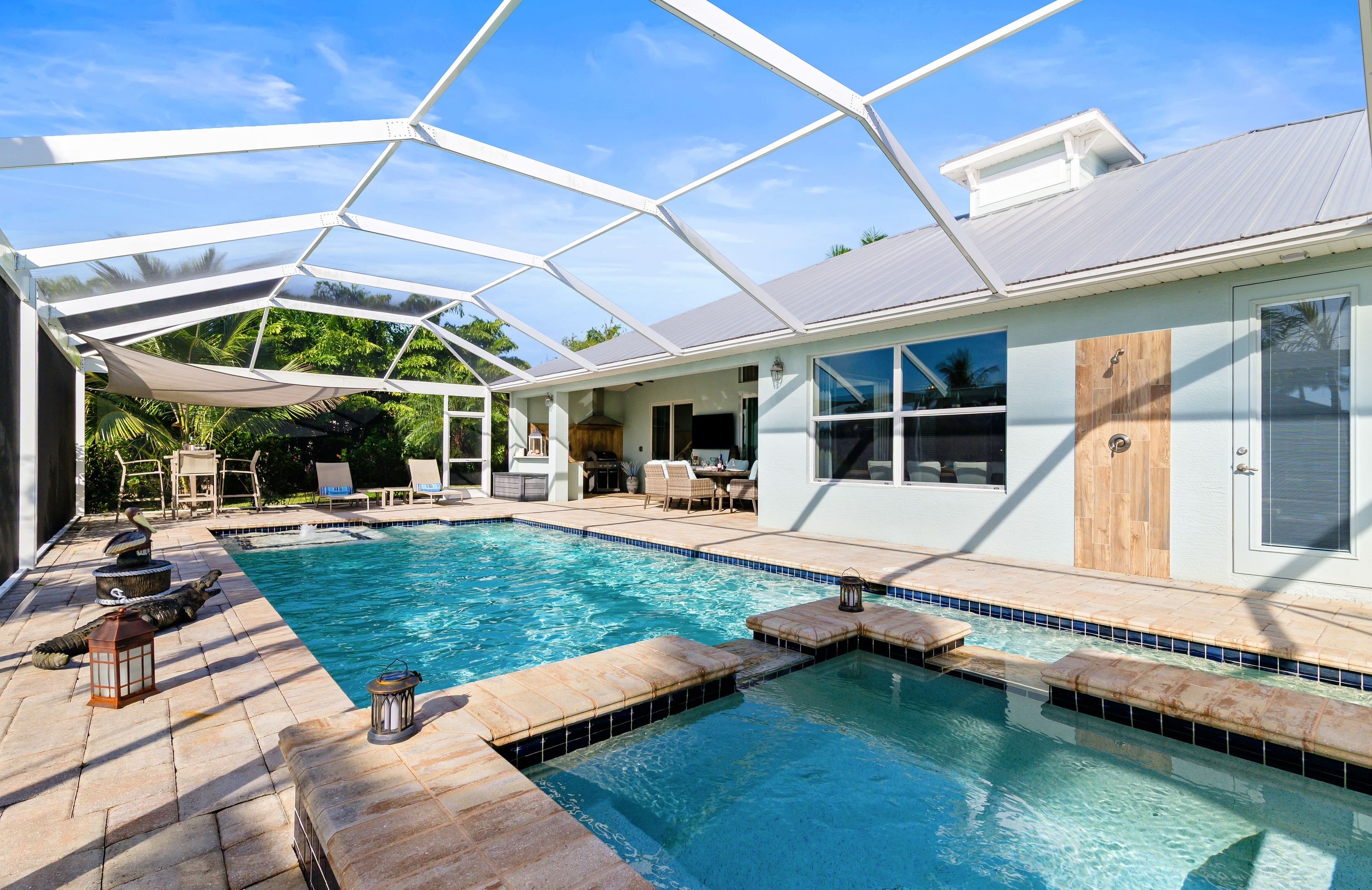 Privates Dock am Kanal mit Tiki-Hut und Bootslift.