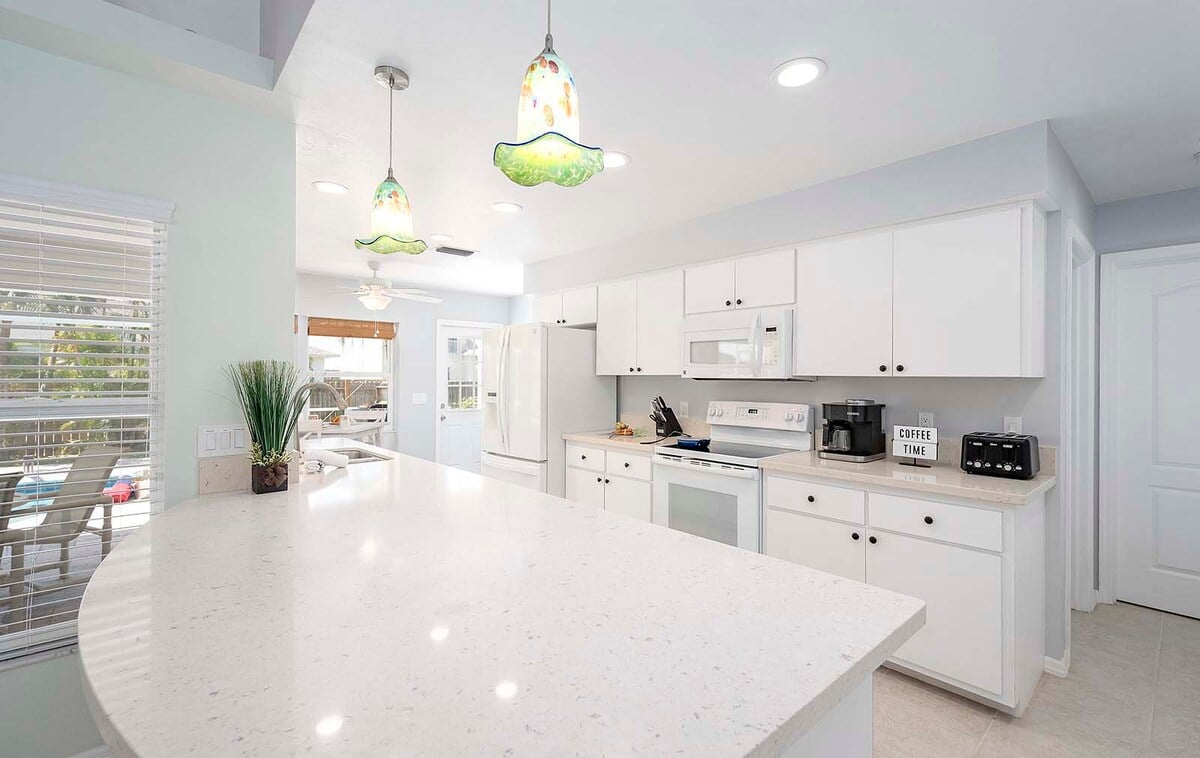 Überdachte Veranda mit Blick auf den Kanal.