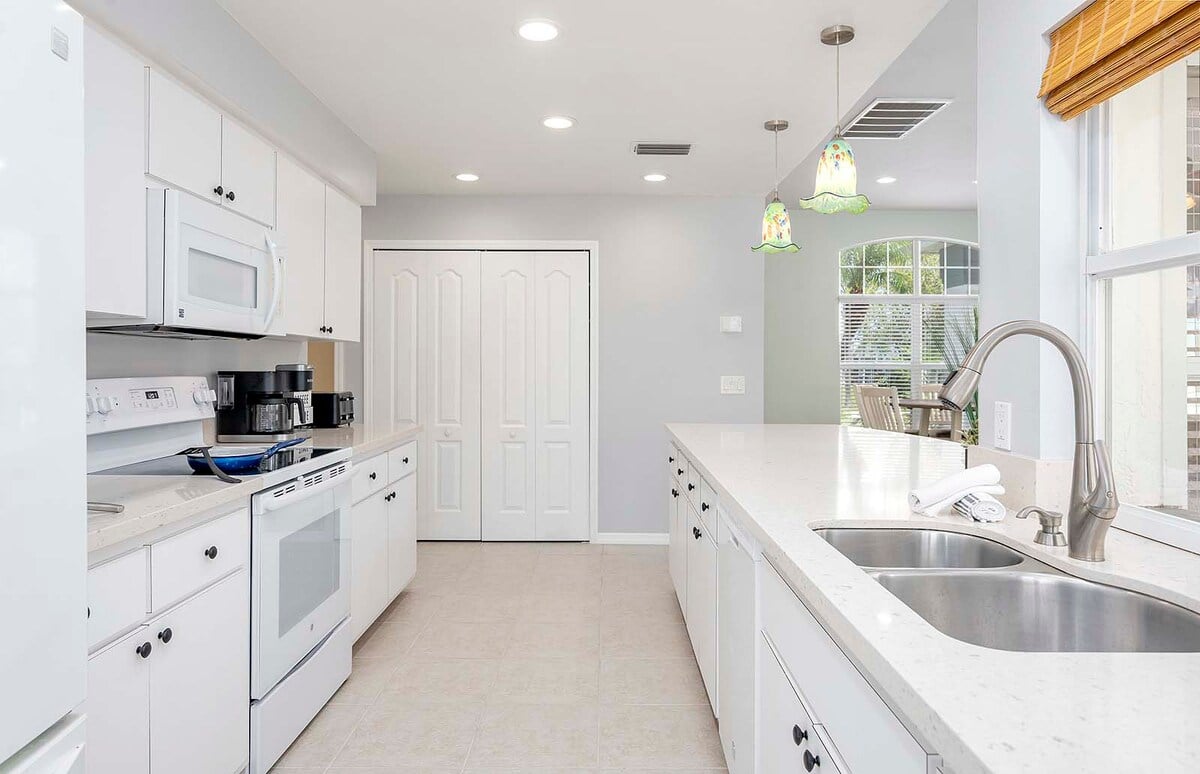 Poolbereich mit Sonnenliegen und Blick auf den Kanal.