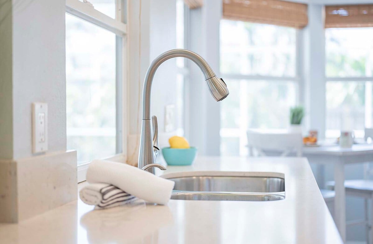 Pool- und Terrassenbereich am Kanal mit Sonnenliegen und Whirlpool