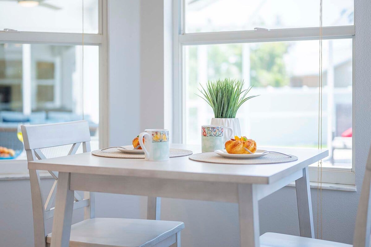 Privater Pool mit Whirlpool und Sonnenliegen auf der Terrasse am Kanal.