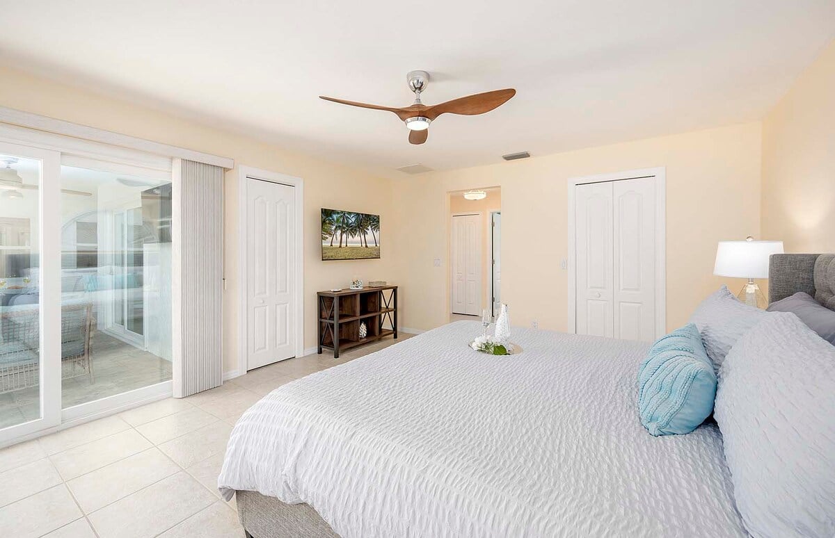 Pool- und Whirlpoolbereich mit Sonnenliegen am Kanal