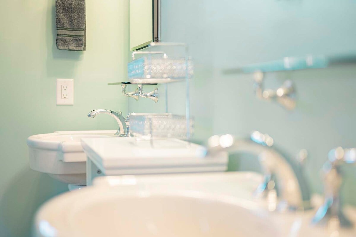 Überdachte Terrasse mit Esstisch und Blick auf den Kanal.