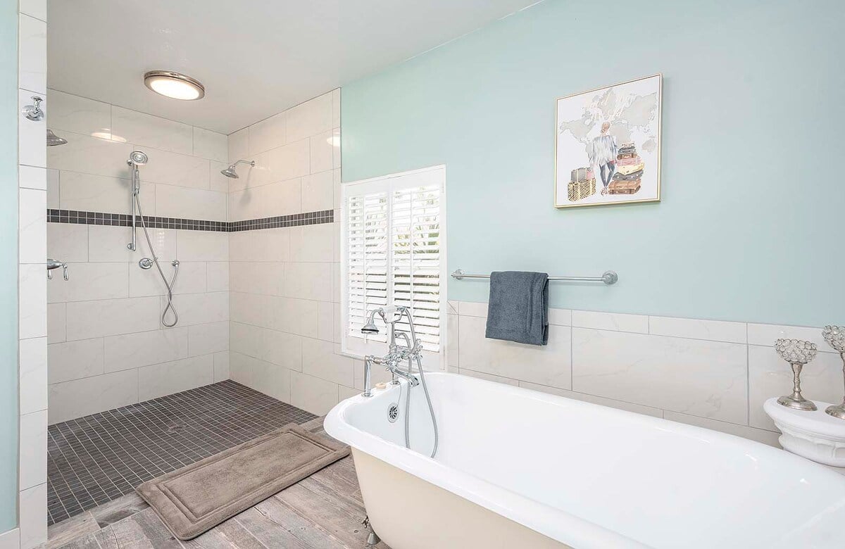 Pool- und Whirlpoolbereich mit Sonnenliegen und Blick auf den Kanal.