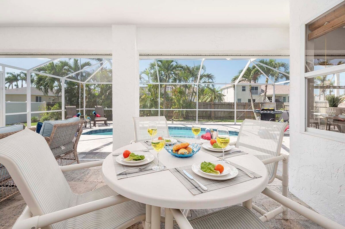 Poolbereich mit Whirlpool, Sonnenliegen und Blick auf den Kanal.
