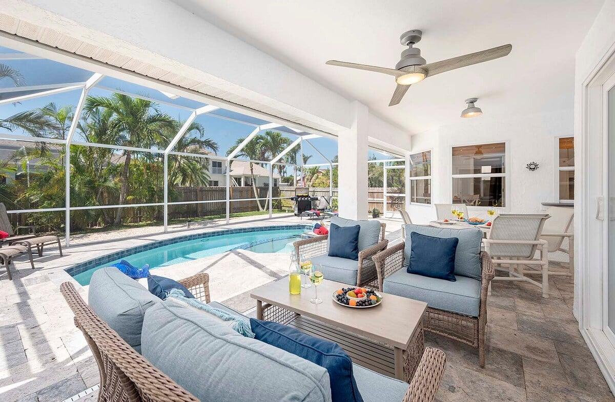 Privater Pool mit Whirlpool und Sonnenliegen am Kanal.