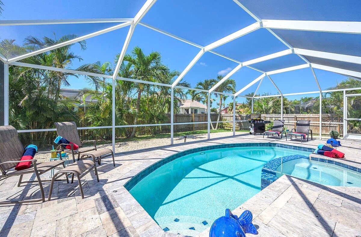 Überdachte Veranda mit Outdoor-Esstisch am Kanal.