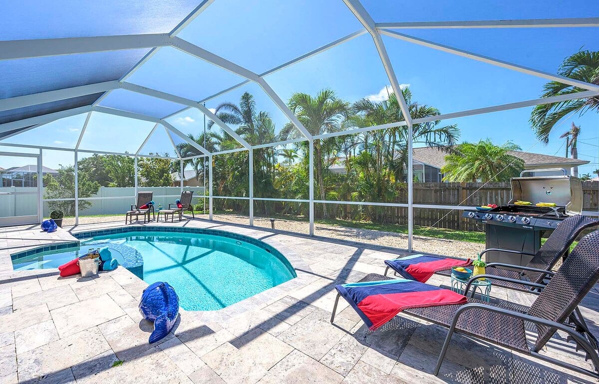 Überdachte Veranda mit Outdoor-Essbereich am Kanal neben Pool und Whirlpool