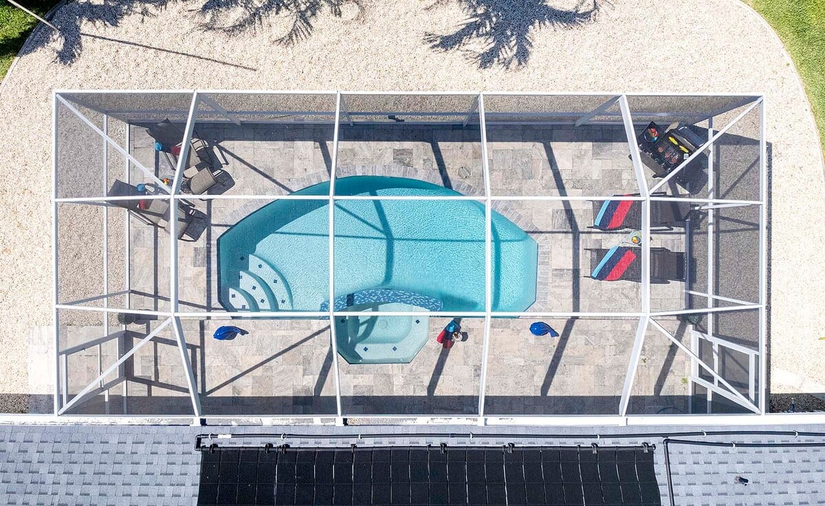 Überdachte Veranda mit Blick auf Pool und Kanal.