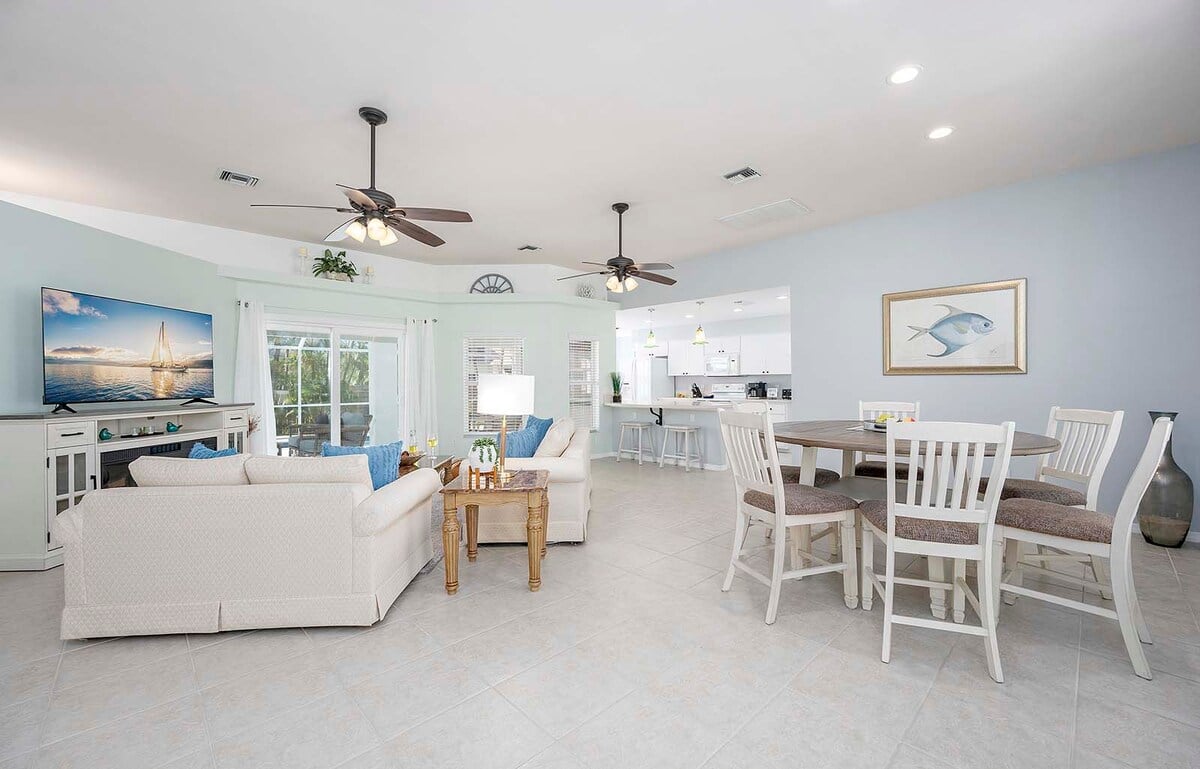 Poolbereich mit Sonnenliegen und Blick auf den Kanal.