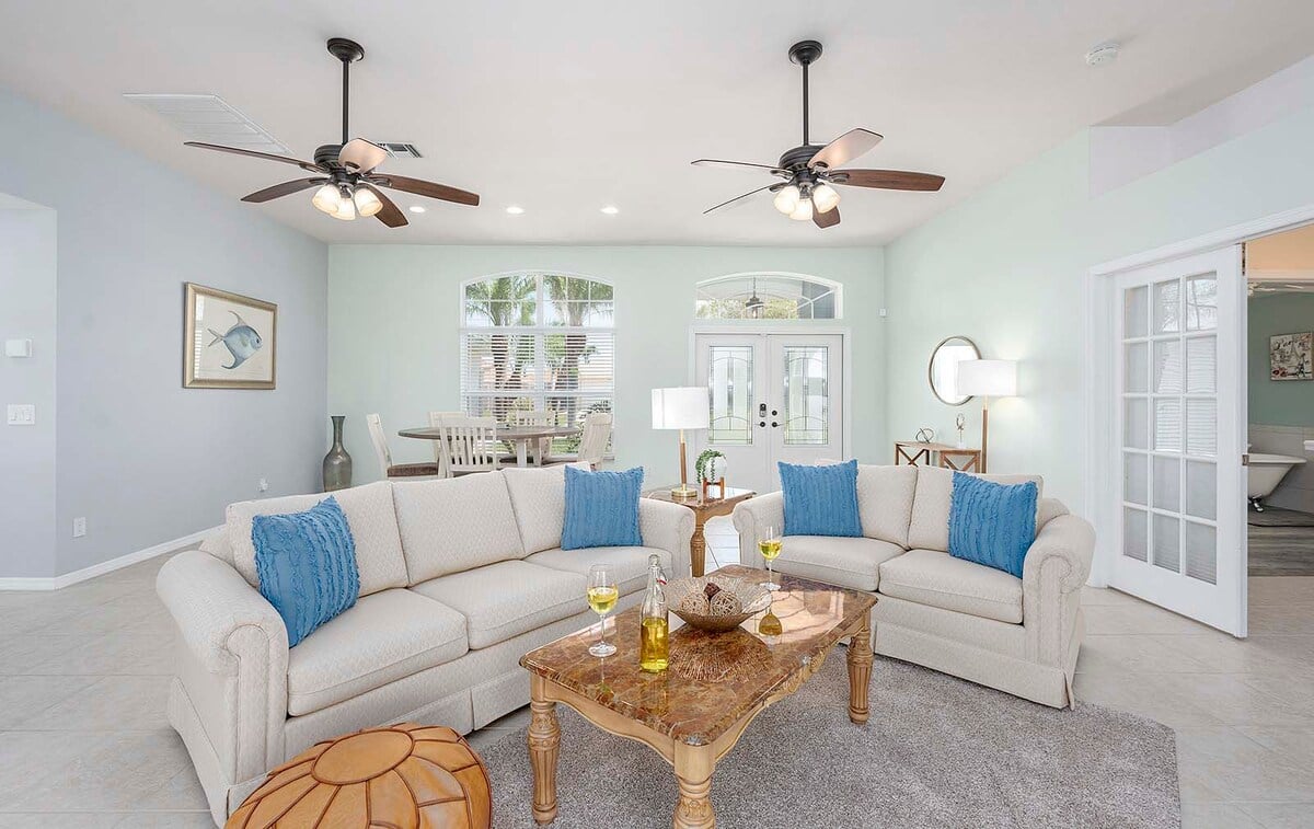 Poolbereich mit Whirlpool, Sonnenliegen und überdachter Terrasse am Kanal.