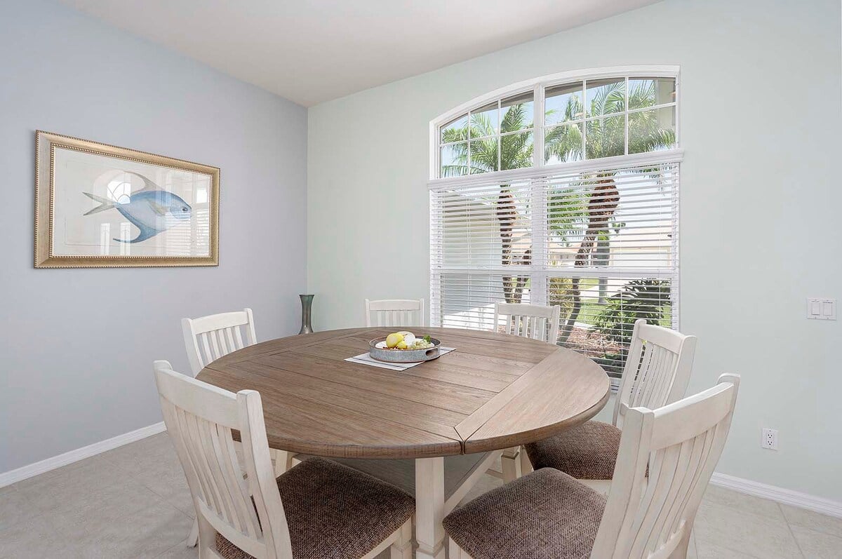 Überdachte Veranda mit Blick auf Pool und Kanal.