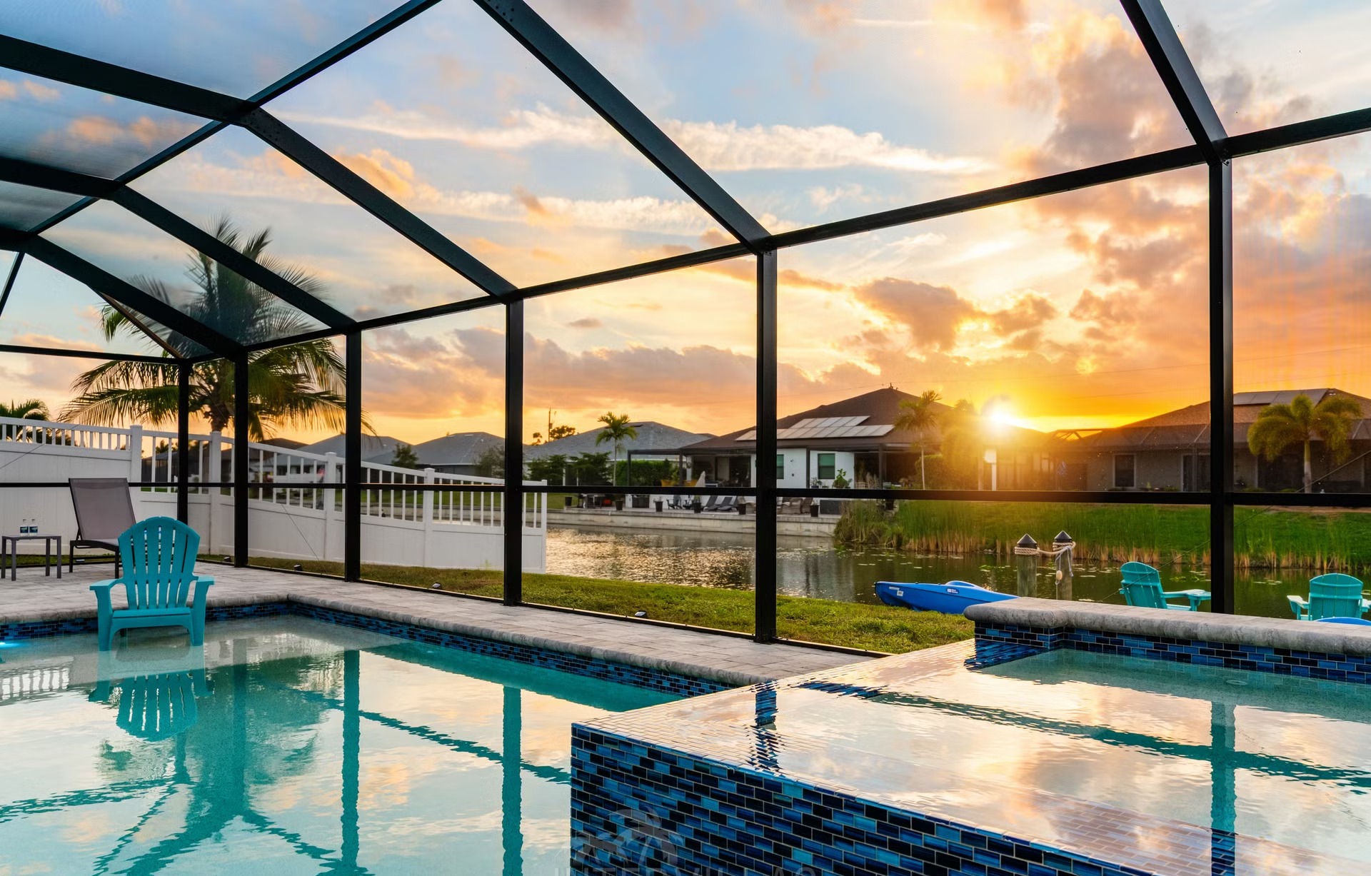Moderne Villa am Süßwasserkanal mit Salzwasserpool, Spa und Kajak.