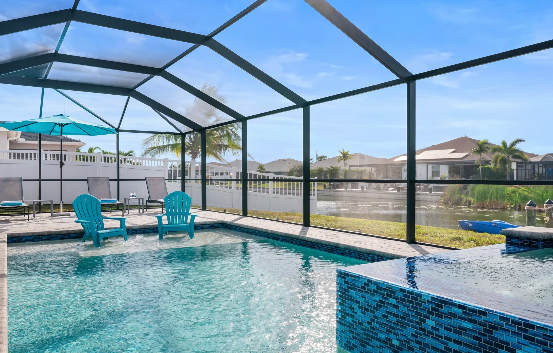 Moderner Wohnbereich mit Sitzgruppe und Blick nach draußen.