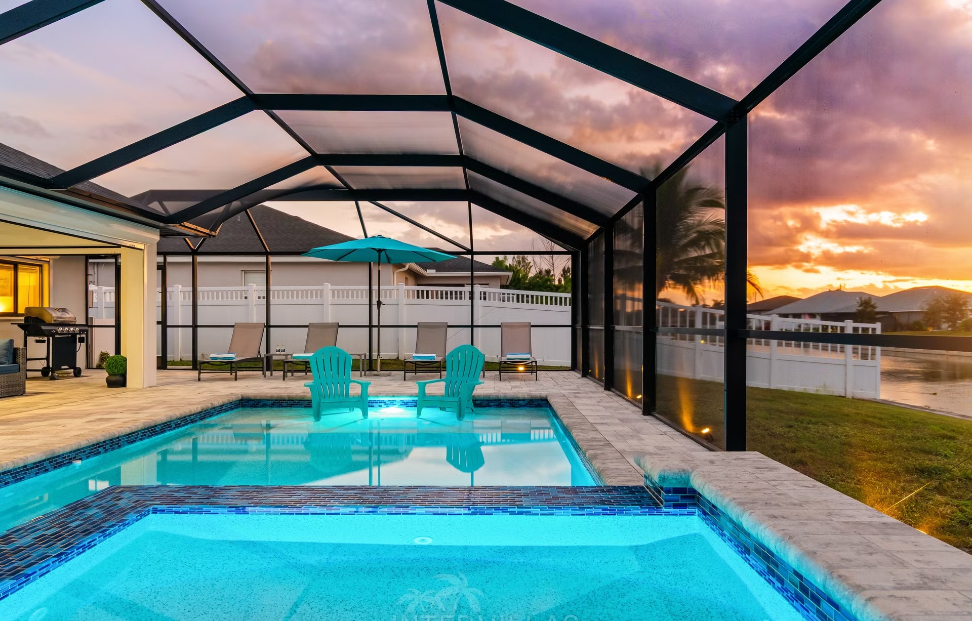 Moderne Villa am Süßwasserkanal mit Salzwasserpool und Spa.