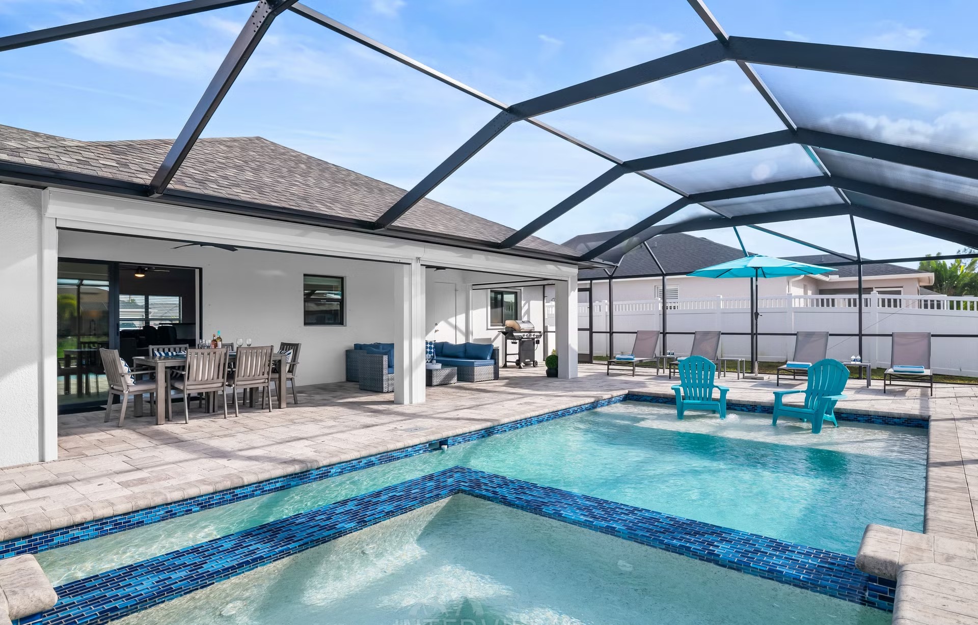 Moderne Villa am Süßwasserkanal mit Salzwasserpool und Spa.