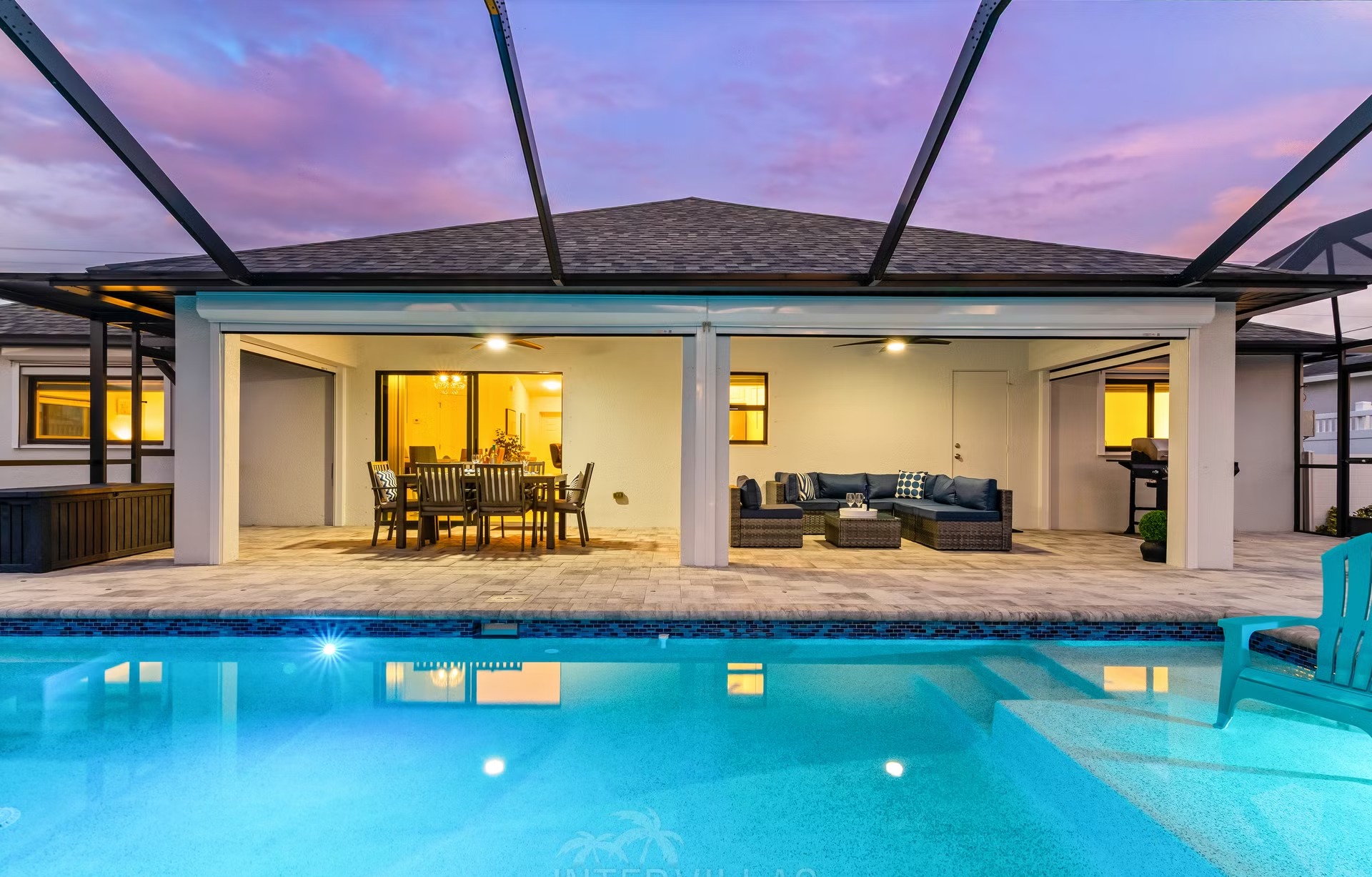 Moderne Villa am Süsswasserkanal mit Salzwasserpool, Spa und Kajak.