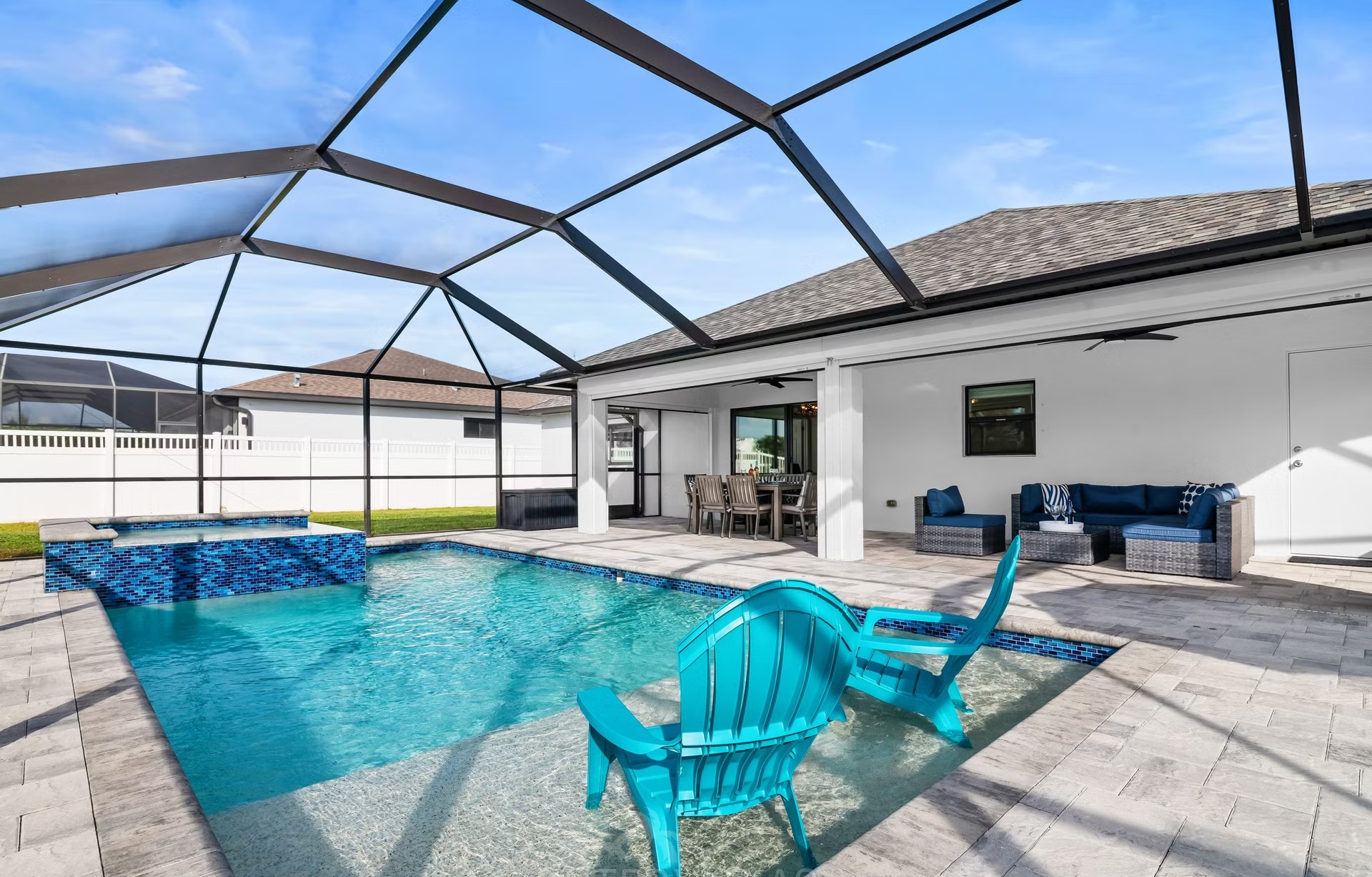 Moderne Villa am Süßwasserkanal mit Salzwasserpool und Whirlpool-Spa.