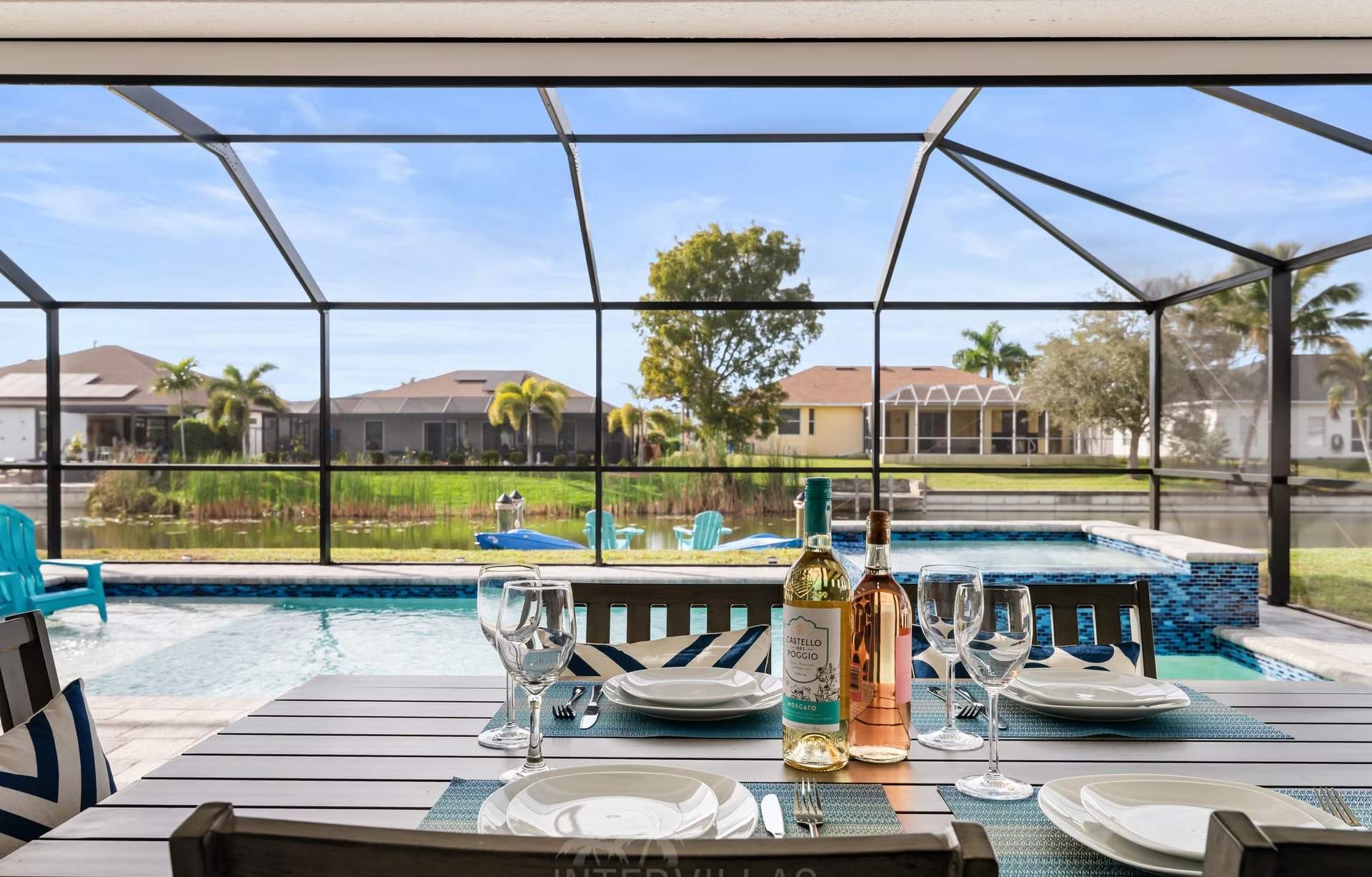 Moderner Poolbereich mit Salzwasserpool und Spa am Kanalblick.