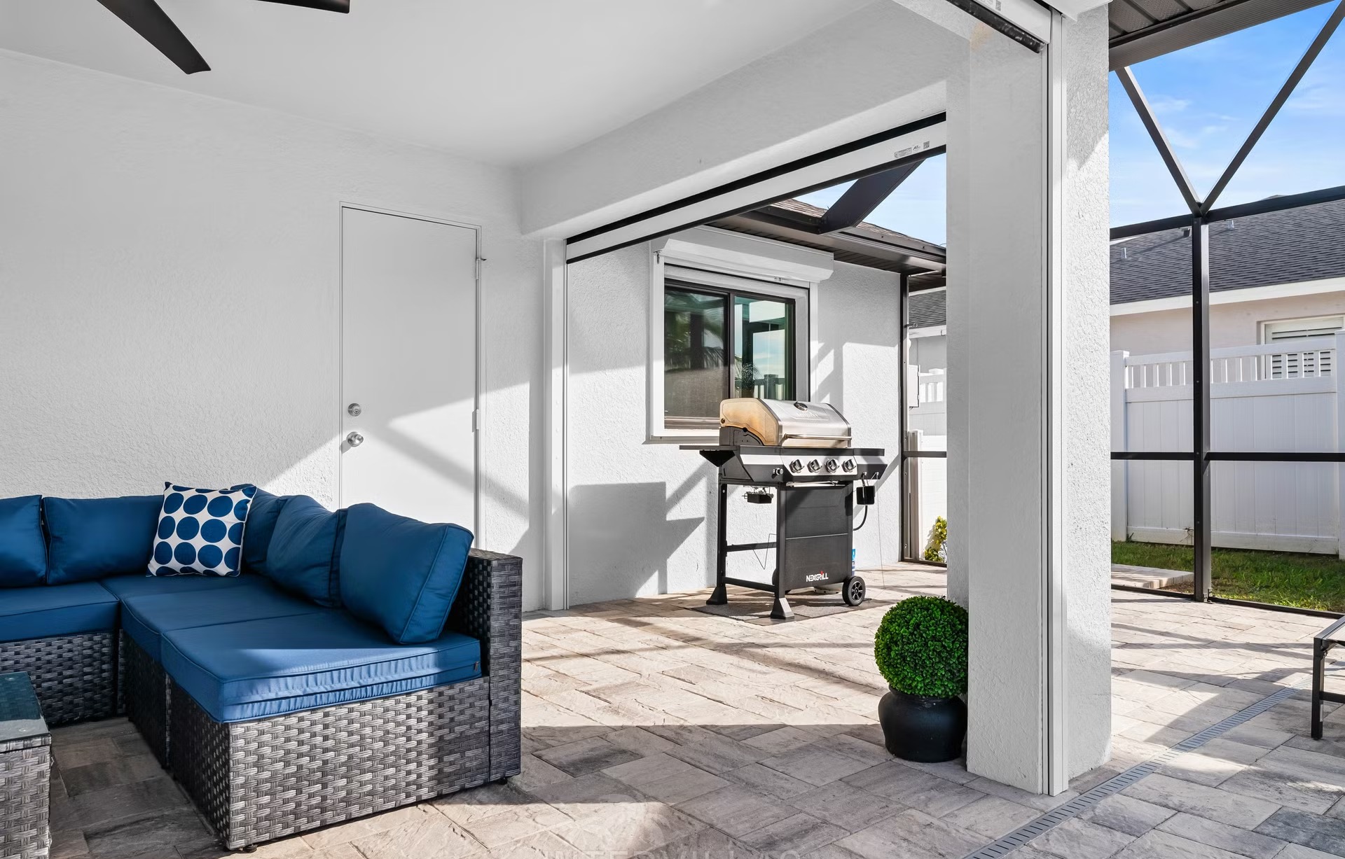 Moderner Wohnbereich mit Wasserblick durch große Fensterfront.