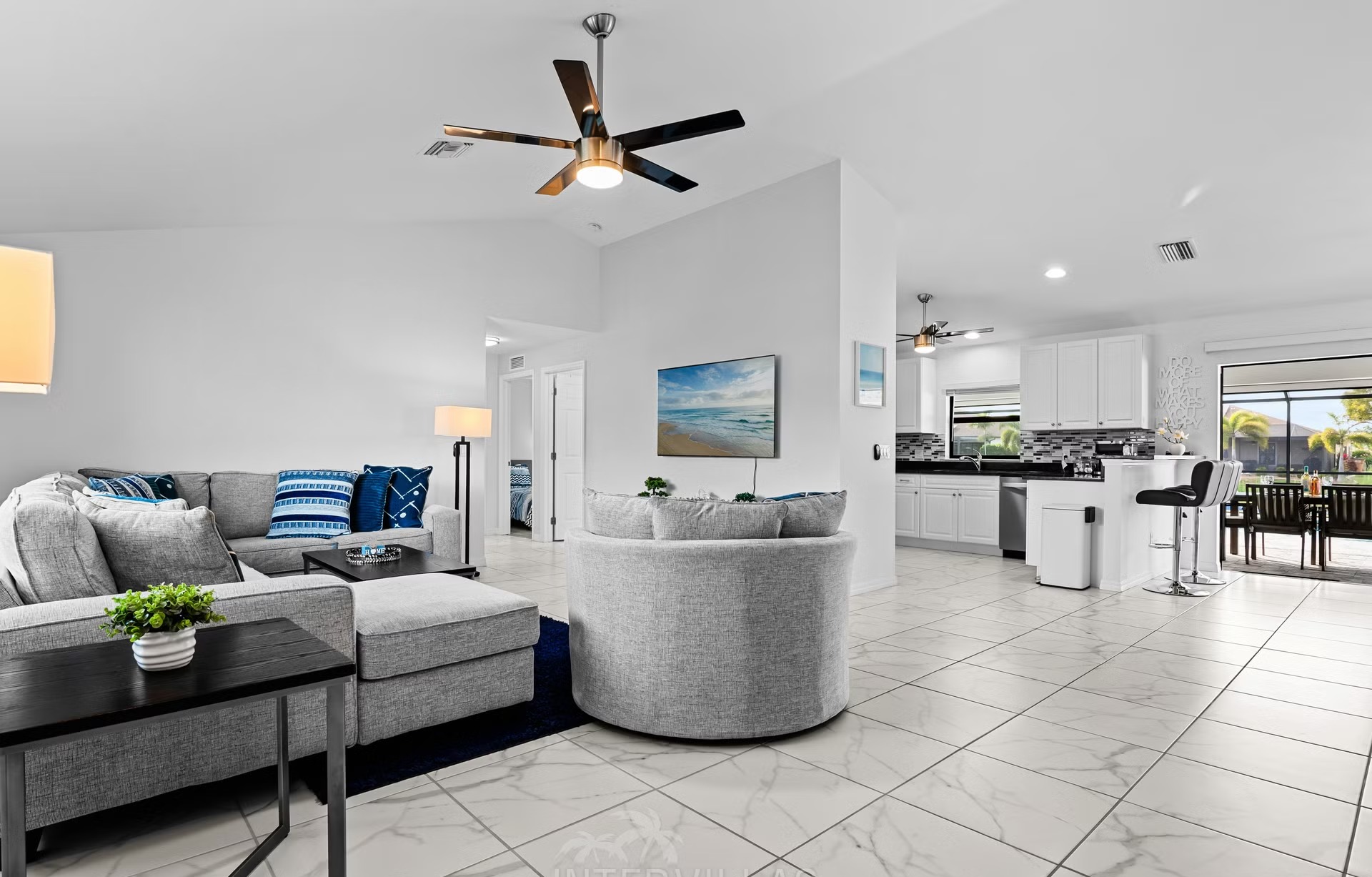 Salzwasserpool mit Spa und Blick auf den Süßwasserkanal.