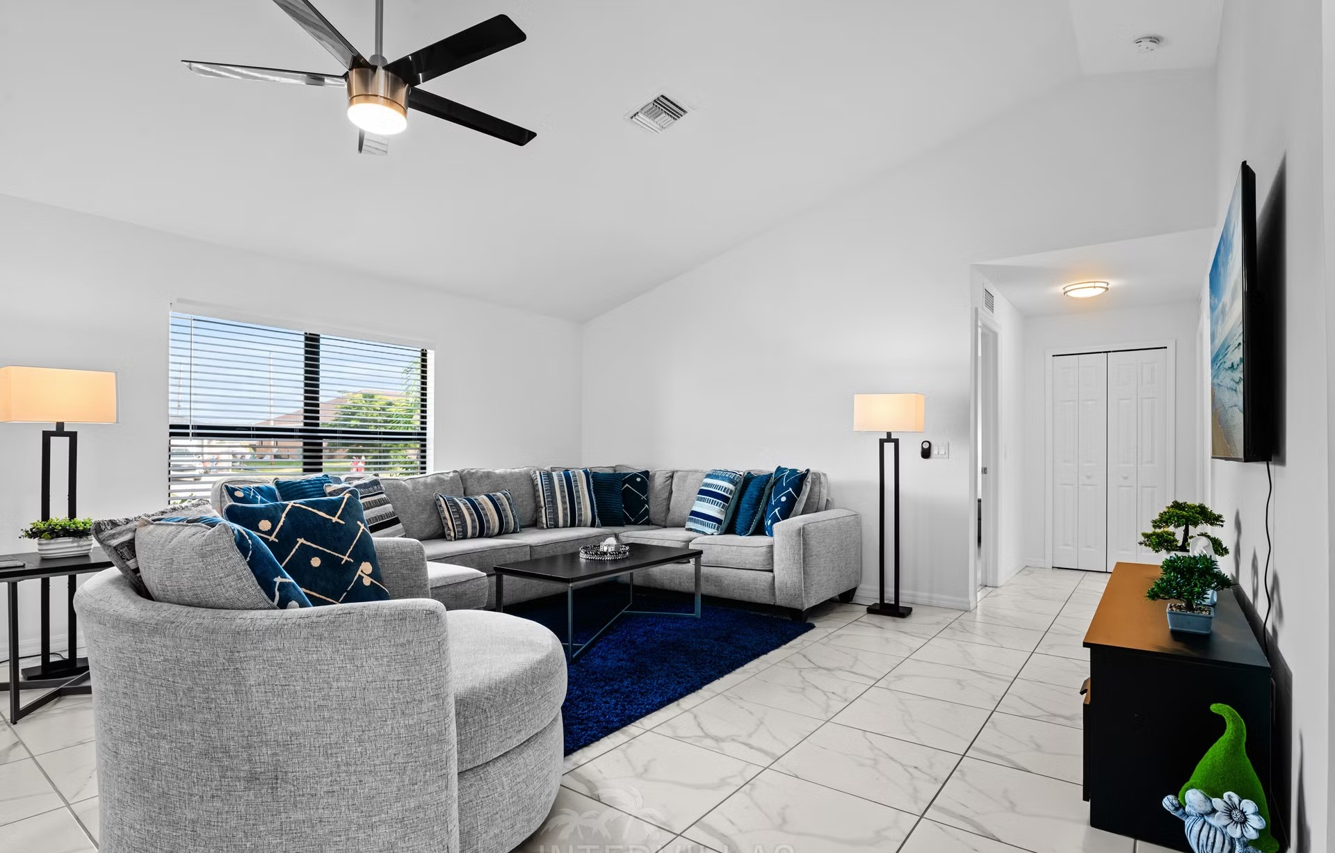 Moderne Villa am Süßwasserkanal mit Salzwasserpool und Spa.