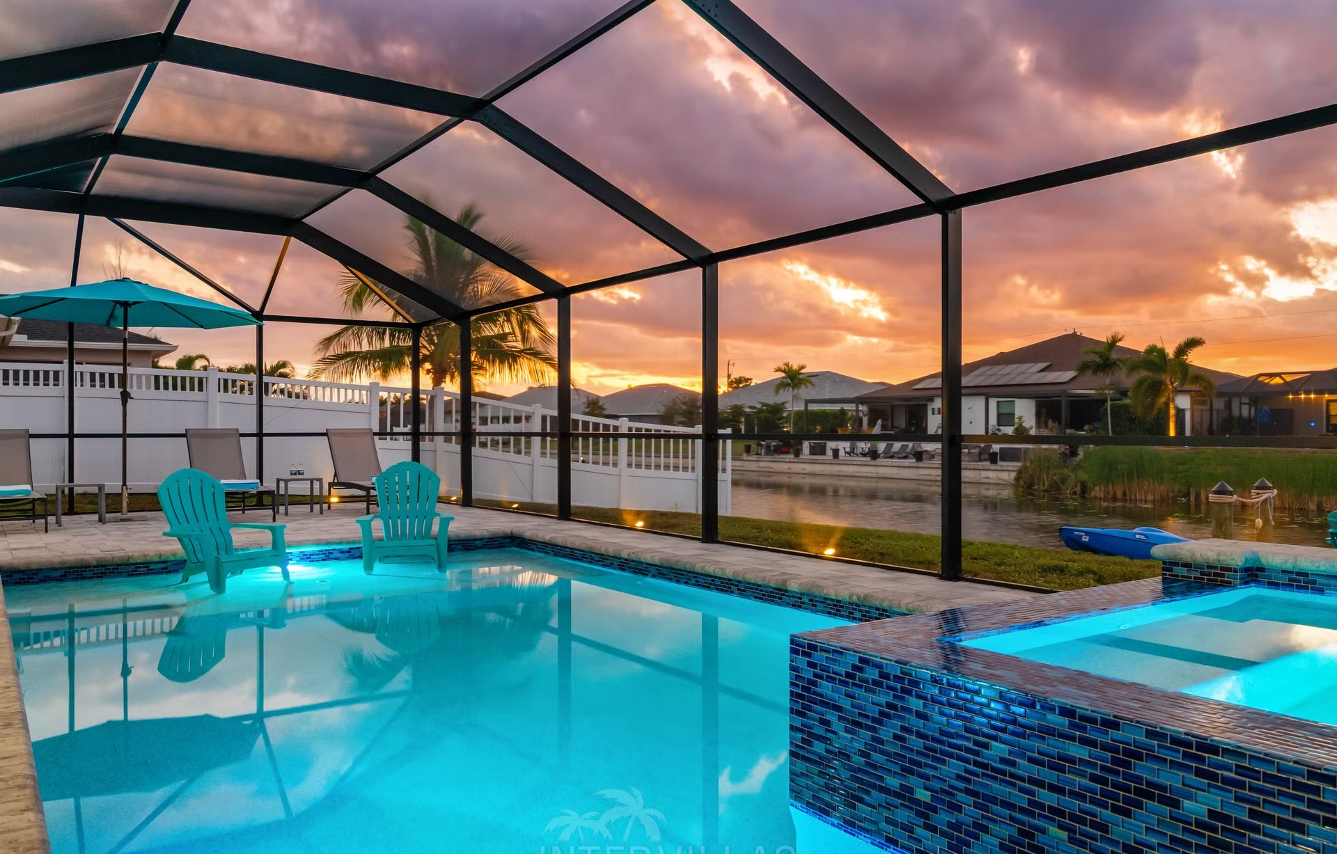 Moderne Villa am Süßwasserkanal mit Salzwasserpool und Spa.