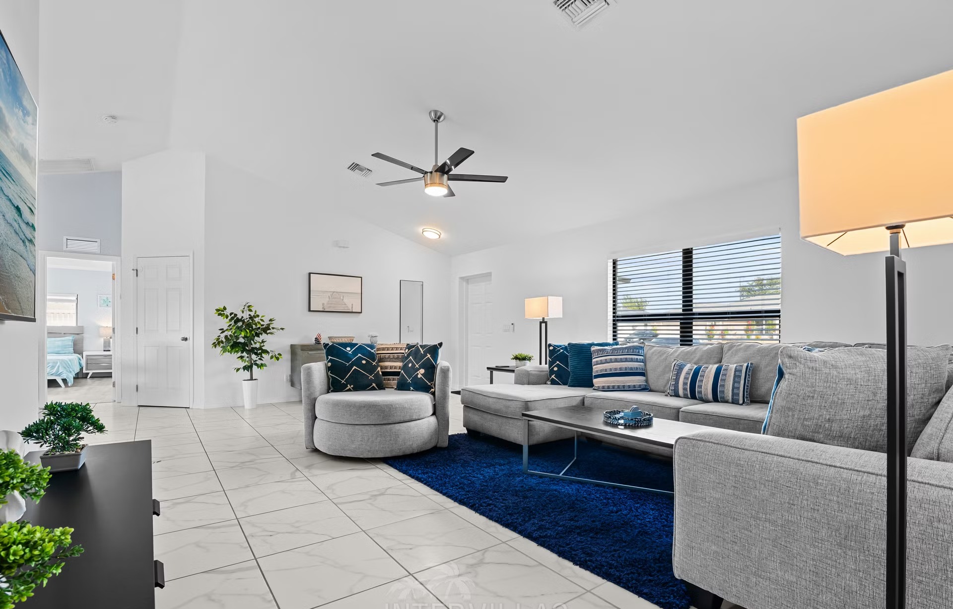 Moderne Villa am Süßwasserkanal mit Salzwasserpool und Spa.