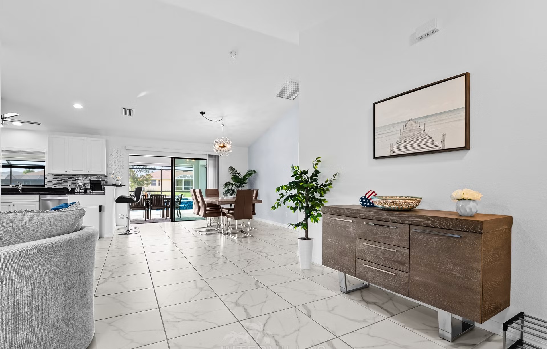 Moderne Villa am Süßwasserkanal mit Salzwasserpool und Spa.