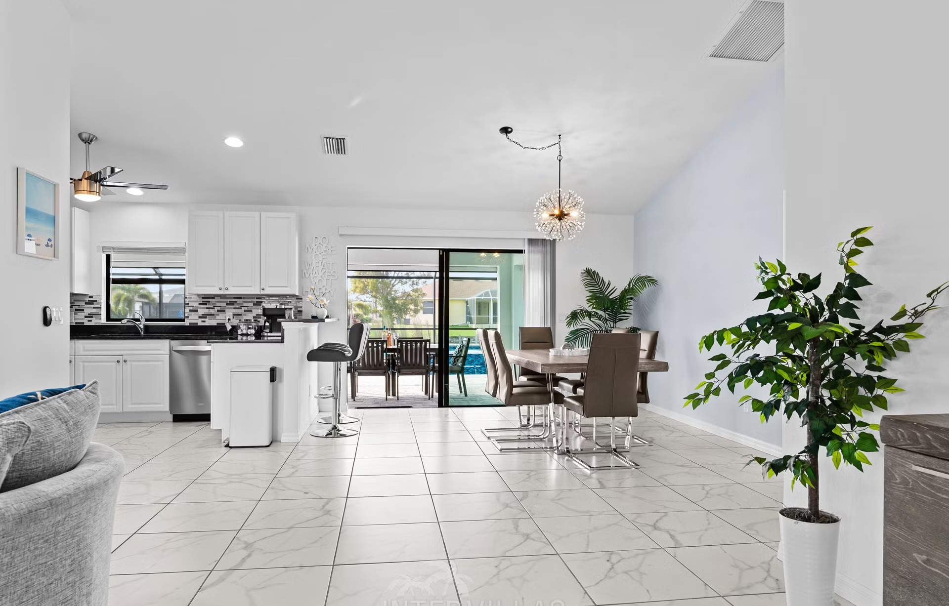 Moderne Villa am Süßwasserkanal mit Salzwasserpool und Spa.