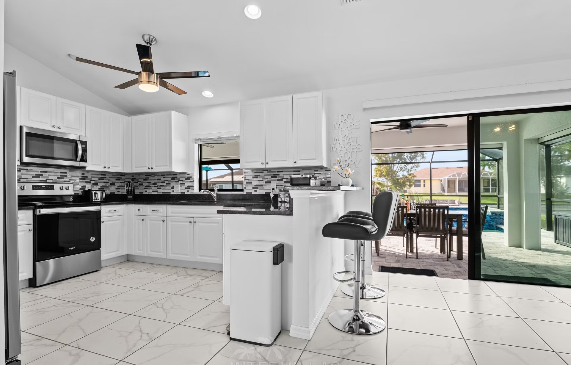 Moderne Villa am Süßwasserkanal mit Salzwasserpool und Spa.