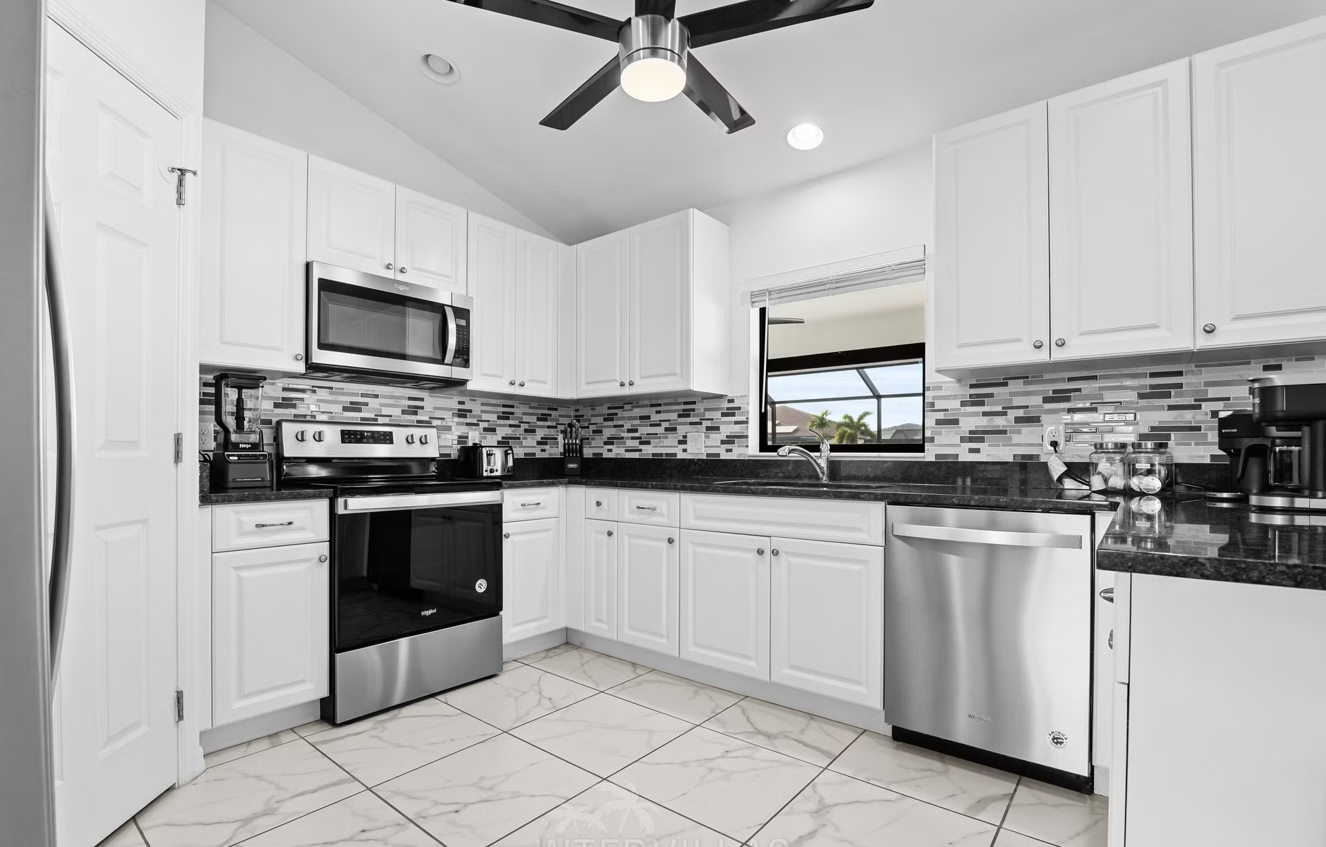 Moderne Villa am Süßwasserkanal mit Salzwasserpool, Spa und Kajak.