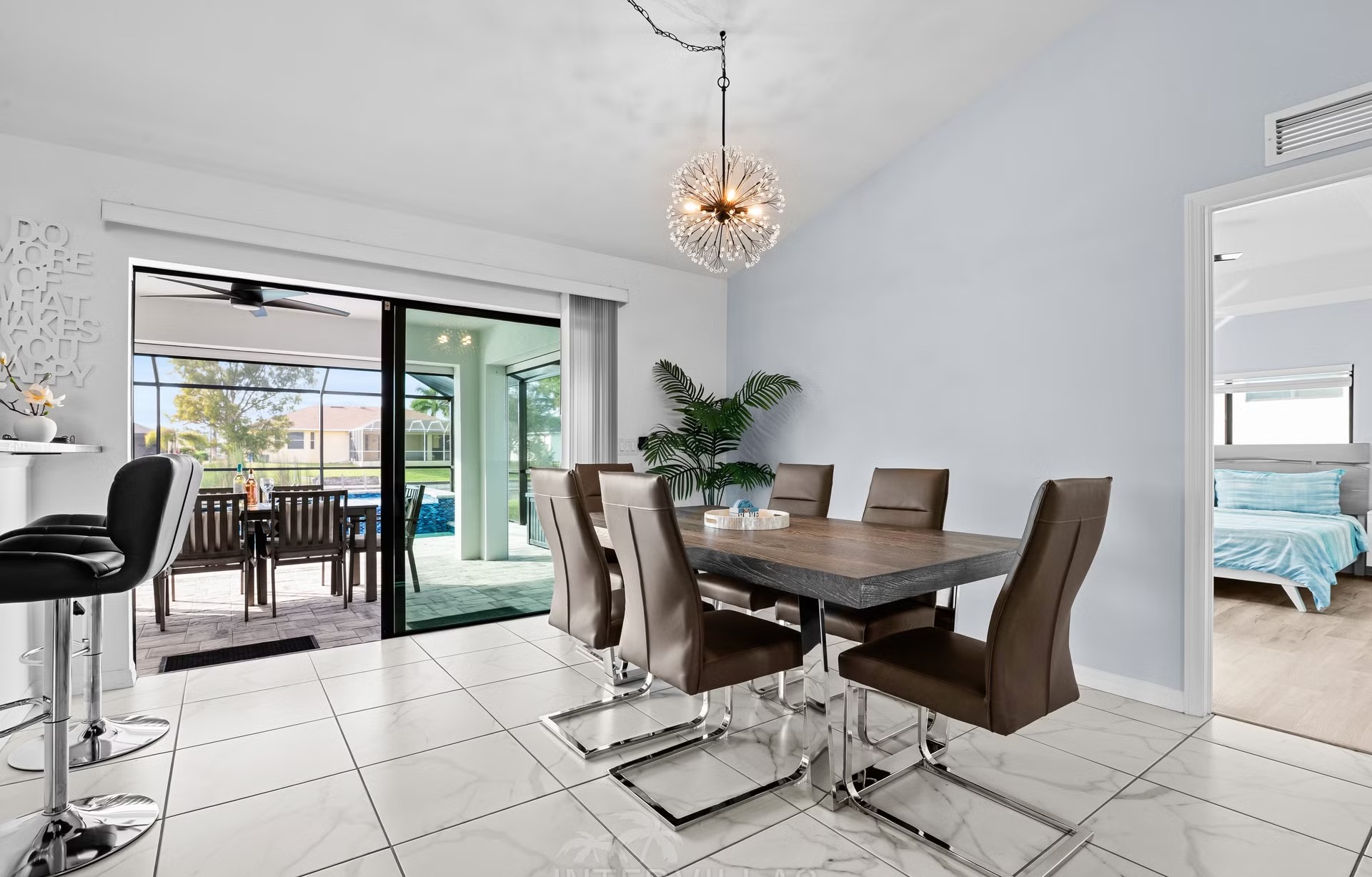 Moderne Villa am Kanal mit Salzwasserpool und Whirlpool.