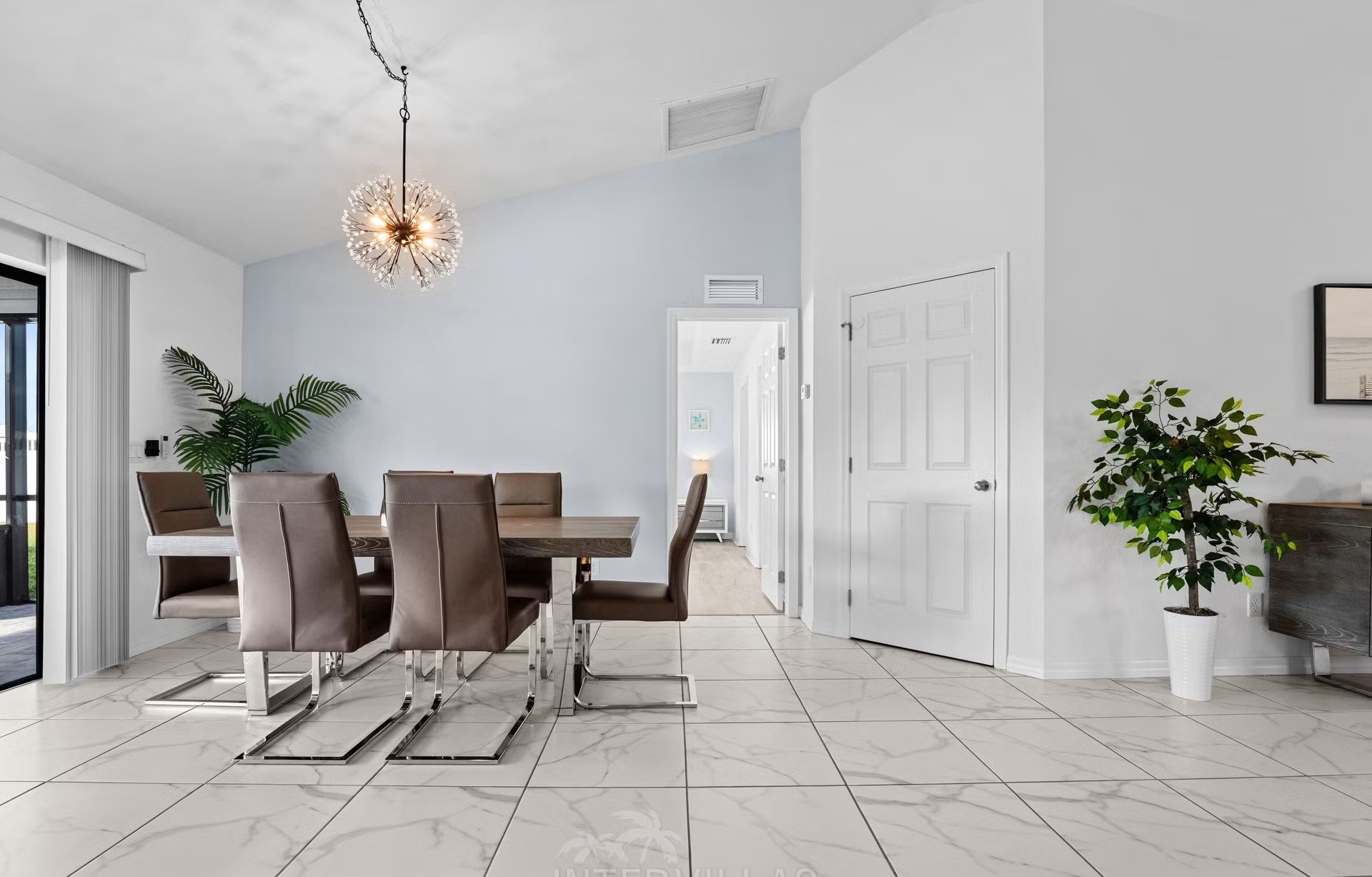 Moderner Poolbereich mit Salzwasserpool und Spa am Kanal.