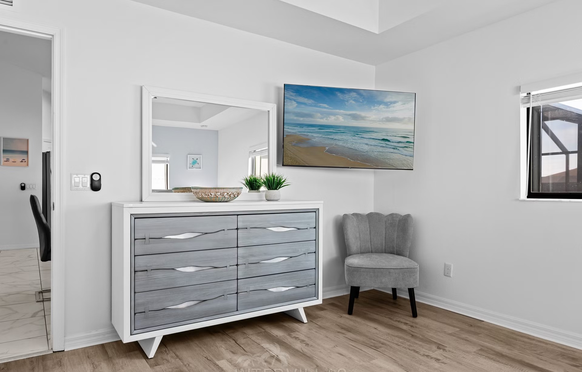 Salzwasserpool mit Spa und Liegen auf der Terrasse am Kanal.