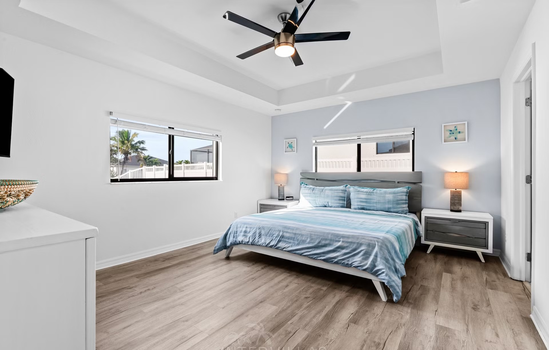 Moderne Villa am Süsswasserkanal mit Salzwasserpool und Spa.