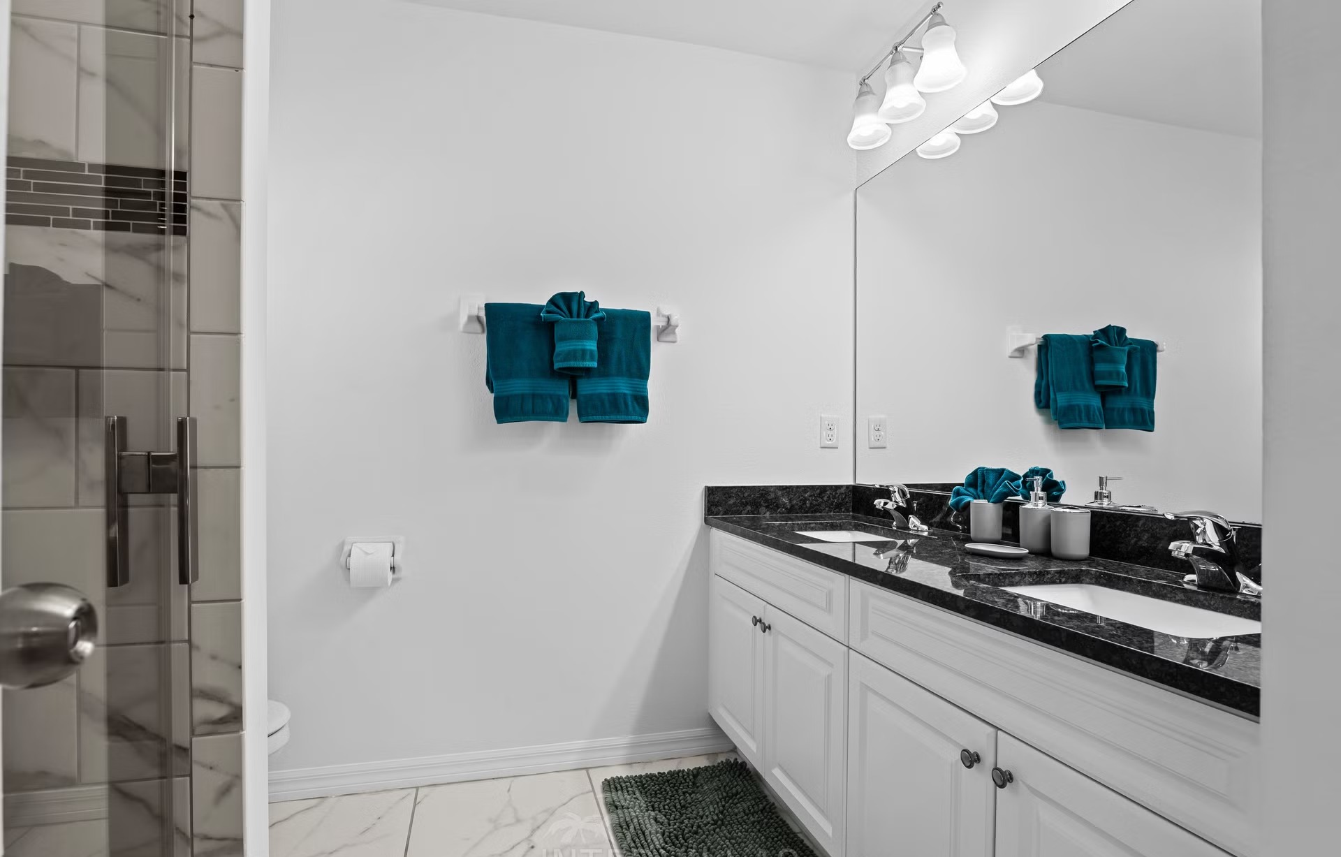 Salzwasserpool mit Spa und Blick auf den Süßwasserkanal