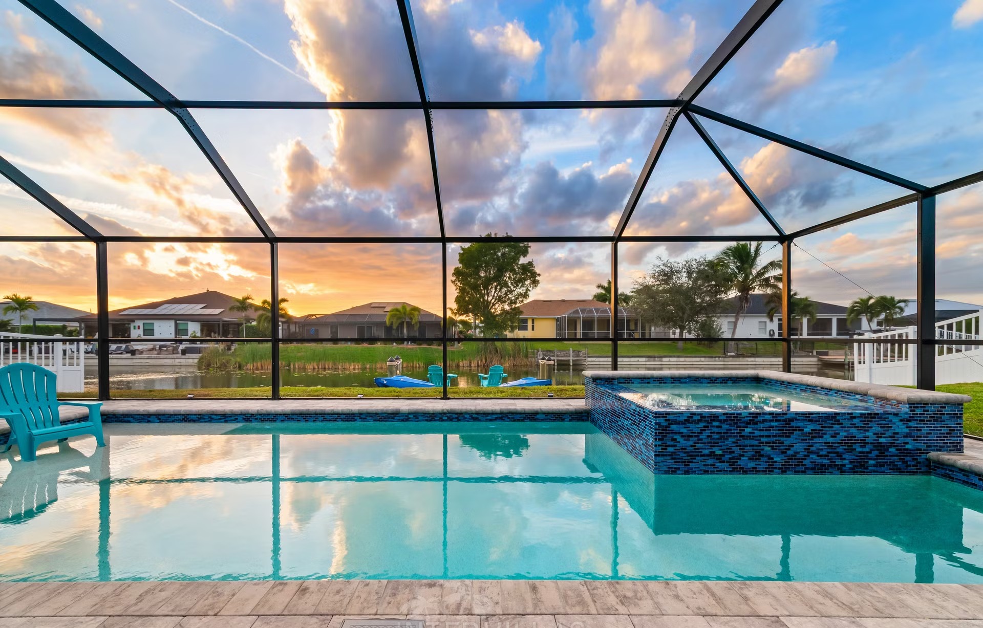 Moderne Villa am Süßwasserkanal mit Salzwasserpool und Spa.