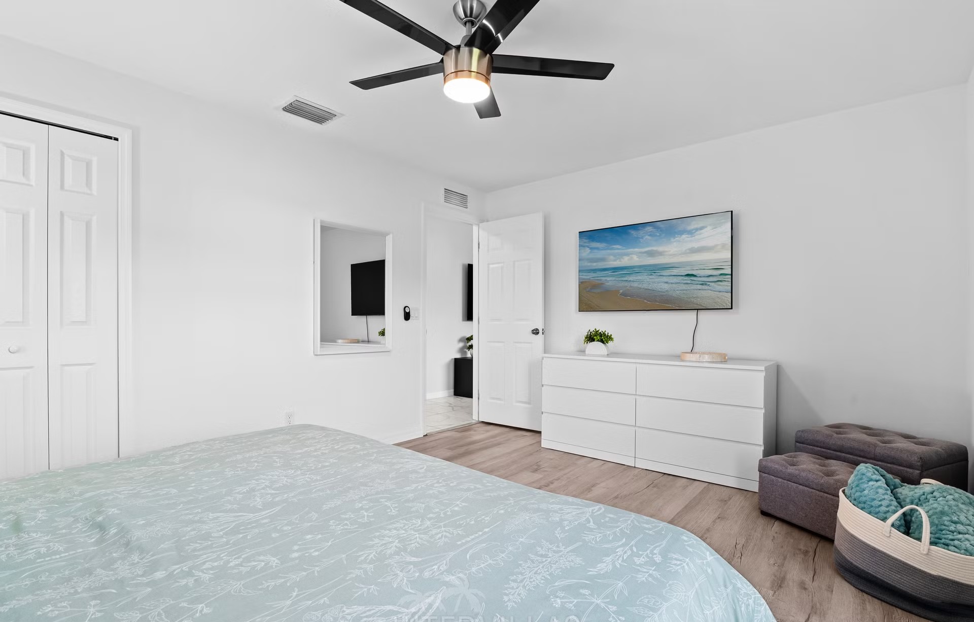 Heller Wohnbereich mit Sitzgruppe und Blick auf den Kanal.