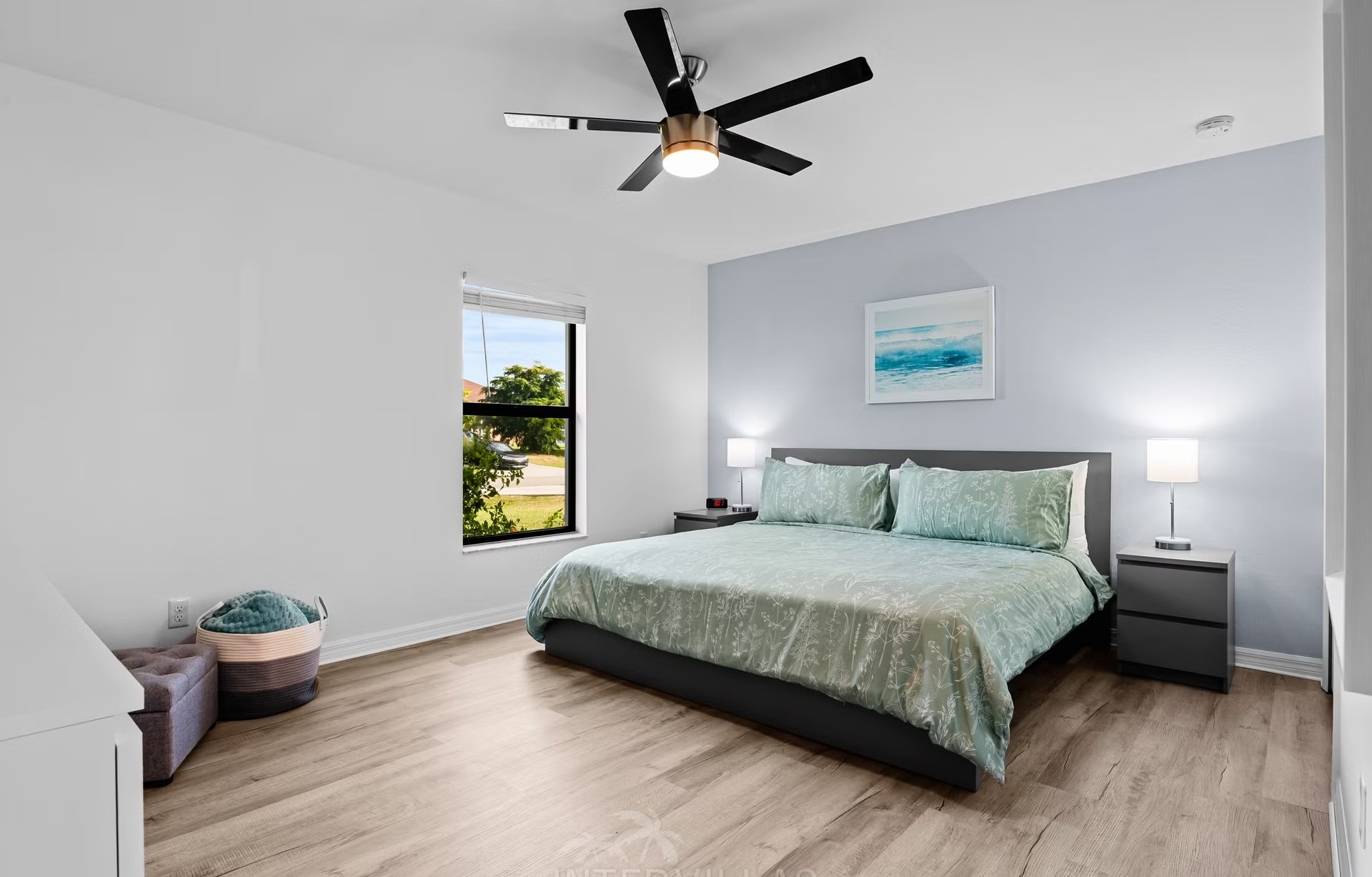 Moderne Villa am Süßwasserkanal mit Salzwasserpool und Spa.